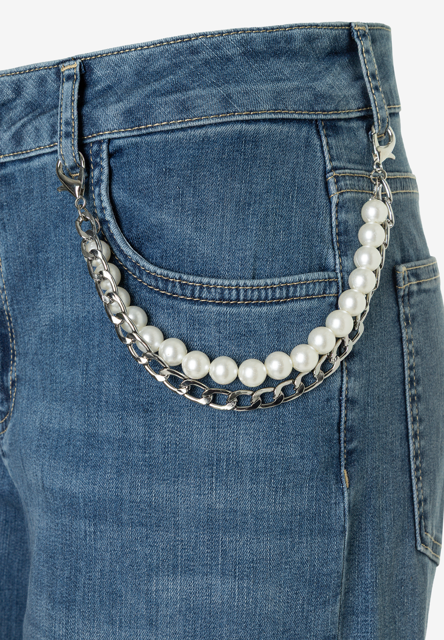 MORE & MORE Jeans: Nahe Aufnahme einer blauen Jeans mit silberner Gliederkette und Perlenkette am Gürtelschlaufenbereich.