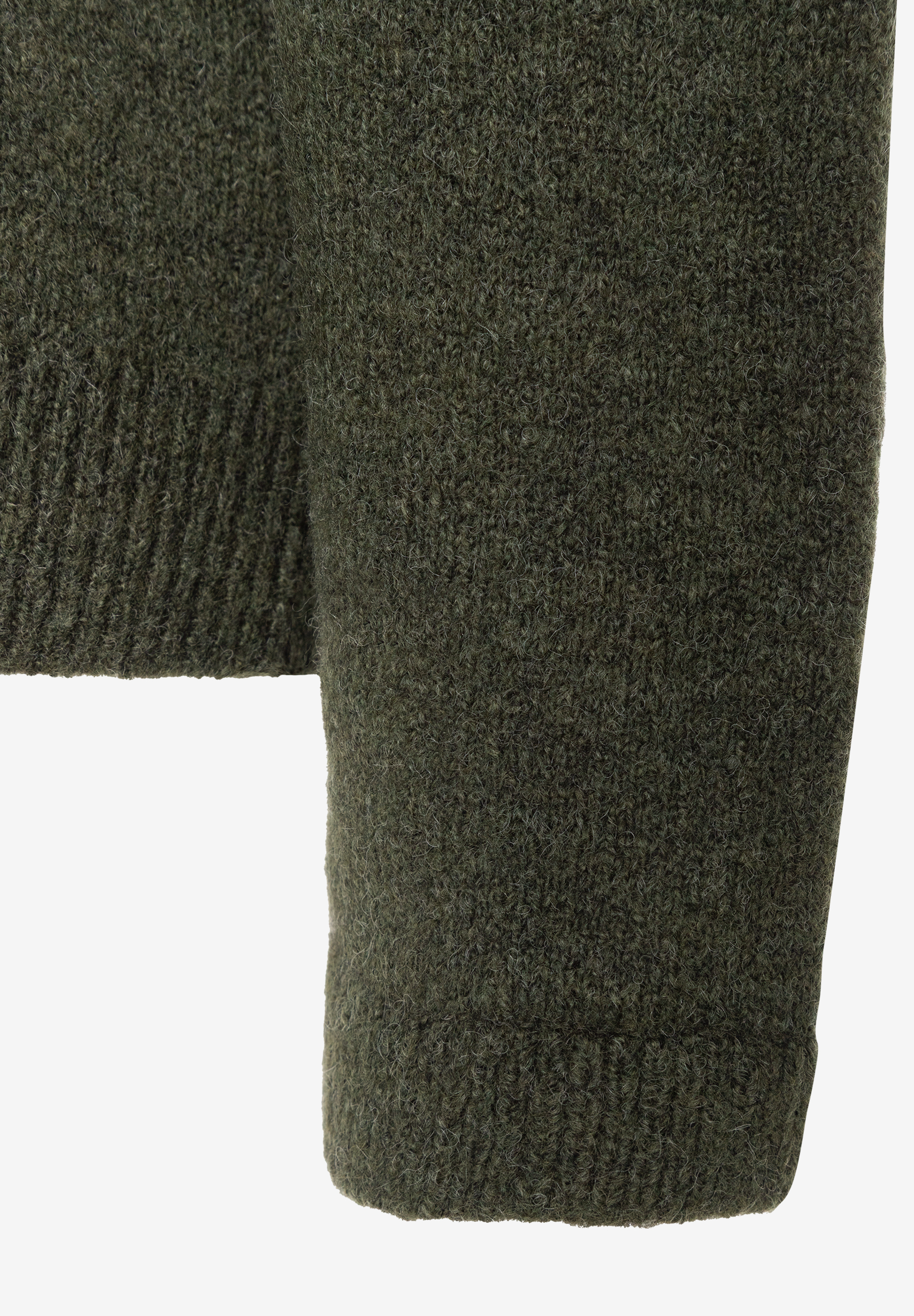 MORE & MORE Pullover: Detailaufnahme eines dunkelgrünen Strickpullovers, die die flauschige Textur und das Rippbündchen zeigt. MORE & MORE Pullover: Detailaufnahme eines dunkelgrünen Strickpullovers, die die flauschige Textur und das Rippbündchen zeigt.
