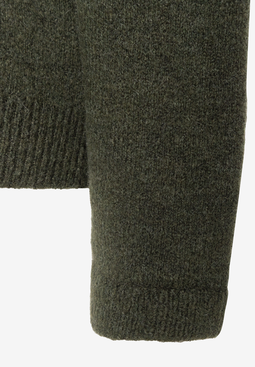 MORE & MORE Pullover: Detailaufnahme eines dunkelgrünen Strickpullovers, die die flauschige Textur und das Rippbündchen zeigt. MORE & MORE Pullover: Detailaufnahme eines dunkelgrünen Strickpullovers, die die flauschige Textur und das Rippbündchen zeigt.