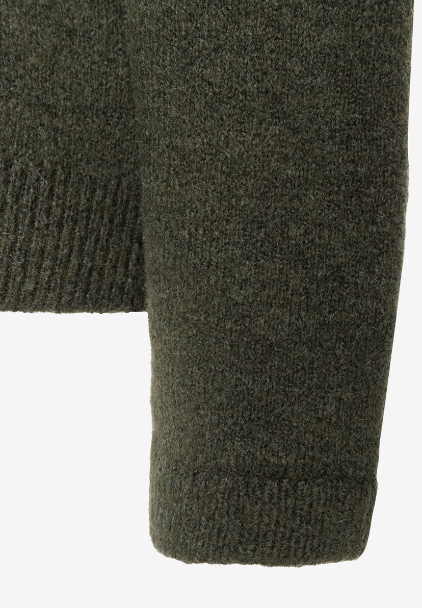 MORE & MORE Pullover aus Strick in Olivgrün, Nahaufnahme des weichen, hautfreundlichen Materials mit feinen Details. MORE & MORE Pullover aus Strick in Olivgrün, Nahaufnahme des weichen, hautfreundlichen Materials mit feinen Details.