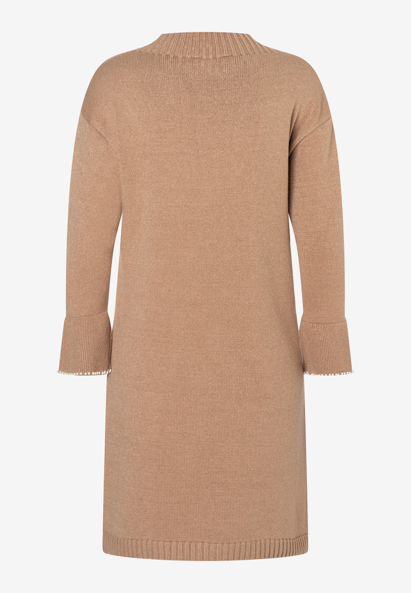 Ein MORE & MORE Strickoberteil in Beige, Rückansicht. An den Ärmeln eine zarte Perlenbordüre. Ein MORE & MORE Strickoberteil in Beige, Rückansicht. An den Ärmeln eine zarte Perlenbordüre.