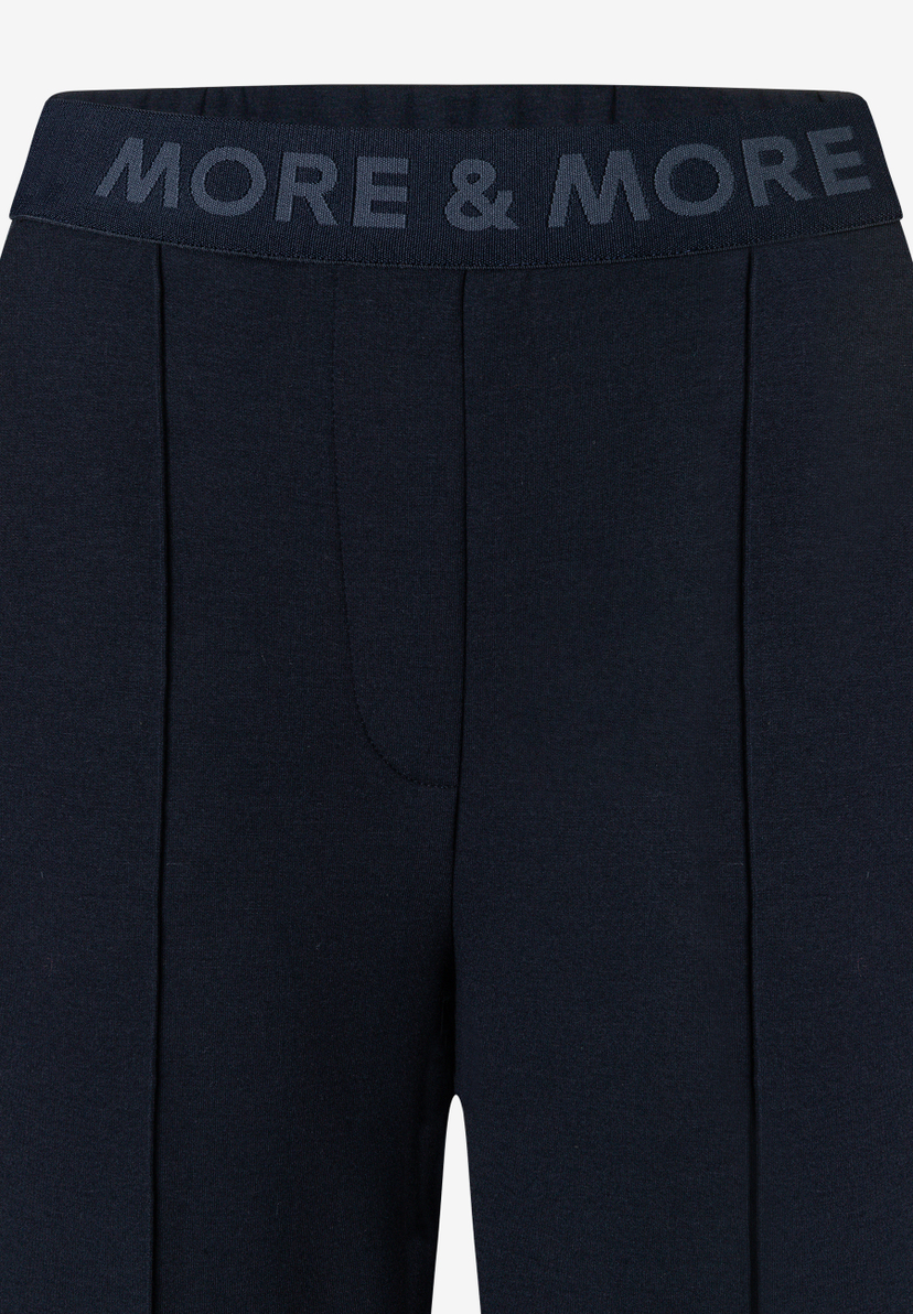 MORE & MORE Jeans in Dunkelblau, Detailaufnahme des Bundes mit Markenlogo. MORE & MORE Jeans in Dunkelblau, Detailaufnahme des Bundes mit Markenlogo.