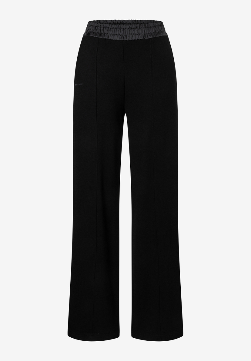 MORE & MORE schwarze Jersey-Jeans mit weitem Bein, elastischem Bund und seitlichem Label-Print für hohen Tragekomfort. MORE & MORE schwarze Jersey-Jeans mit weitem Bein, elastischem Bund und seitlichem Label-Print für hohen Tragekomfort.