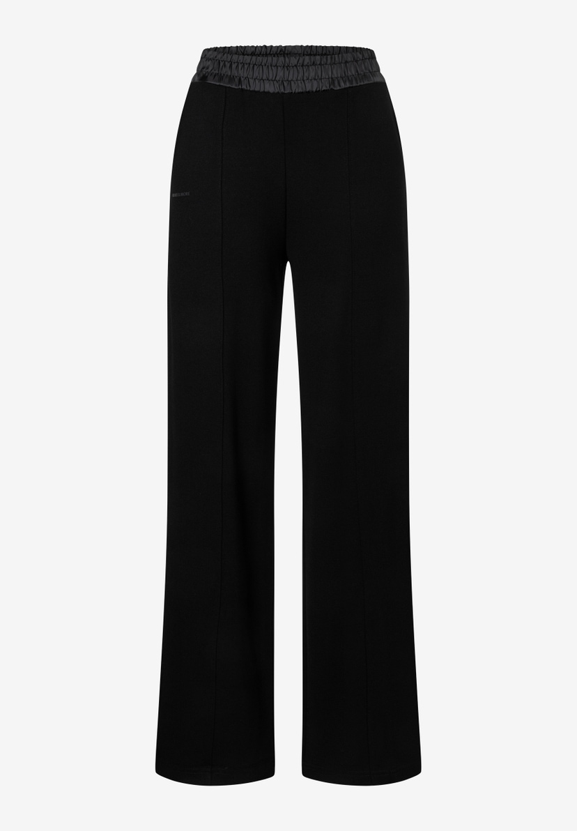 MORE & MORE schwarze Jersey-Jeans mit weitem Bein, elastischem Bund und seitlichem Label-Print für hohen Tragekomfort. MORE & MORE schwarze Jersey-Jeans mit weitem Bein, elastischem Bund und seitlichem Label-Print für hohen Tragekomfort.