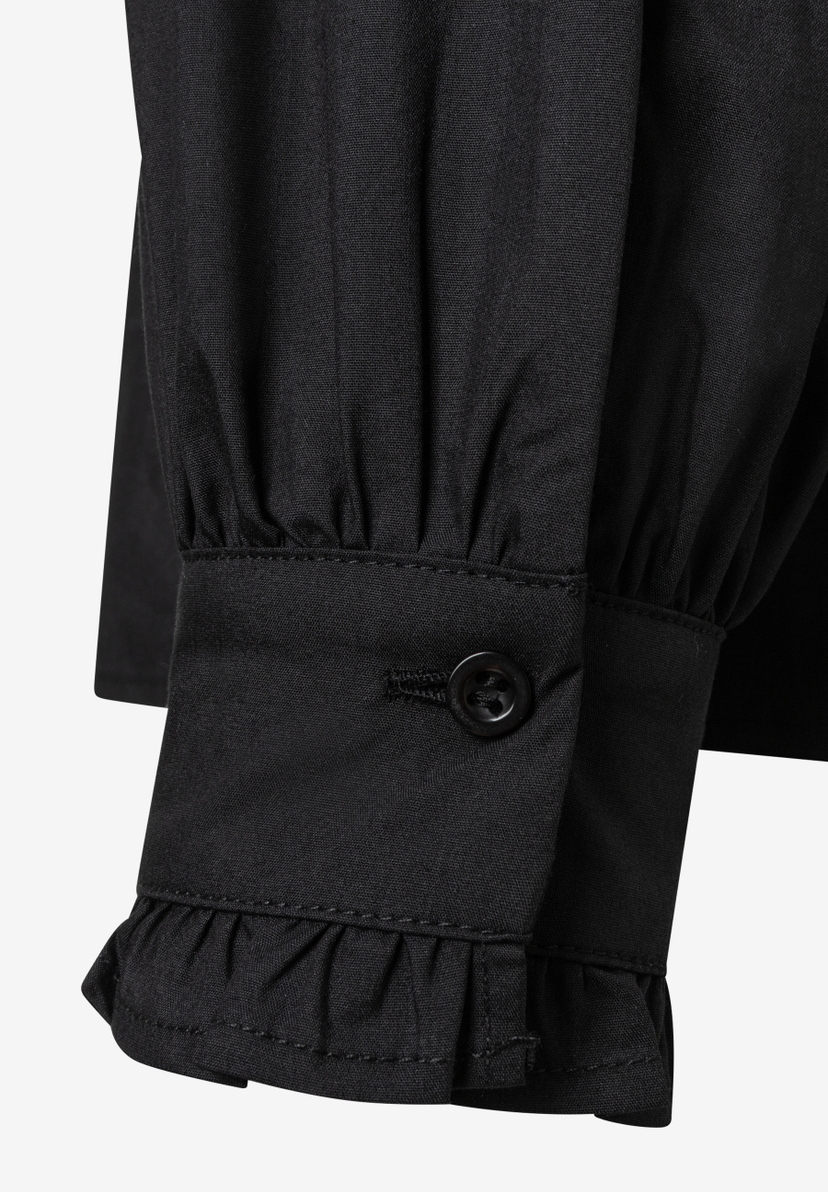 MORE & MORE Bluse: Nahaufnahme des schwarzen Ärmels mit Rüschenmanschette und Knopf MORE & MORE Bluse: Nahaufnahme des schwarzen Ärmels mit Rüschenmanschette und Knopf