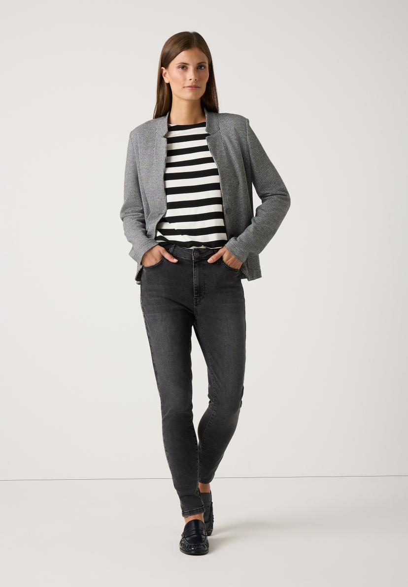 Eine Frau in MORE & MORE Oberteilen: Jersey-Shirt mit Blazer und Jeans. Bequemer, elastischer Stoff mit weichem Griff. Eine Frau in MORE & MORE Oberteilen: Jersey-Shirt mit Blazer und Jeans. Bequemer, elastischer Stoff mit weichem Griff.