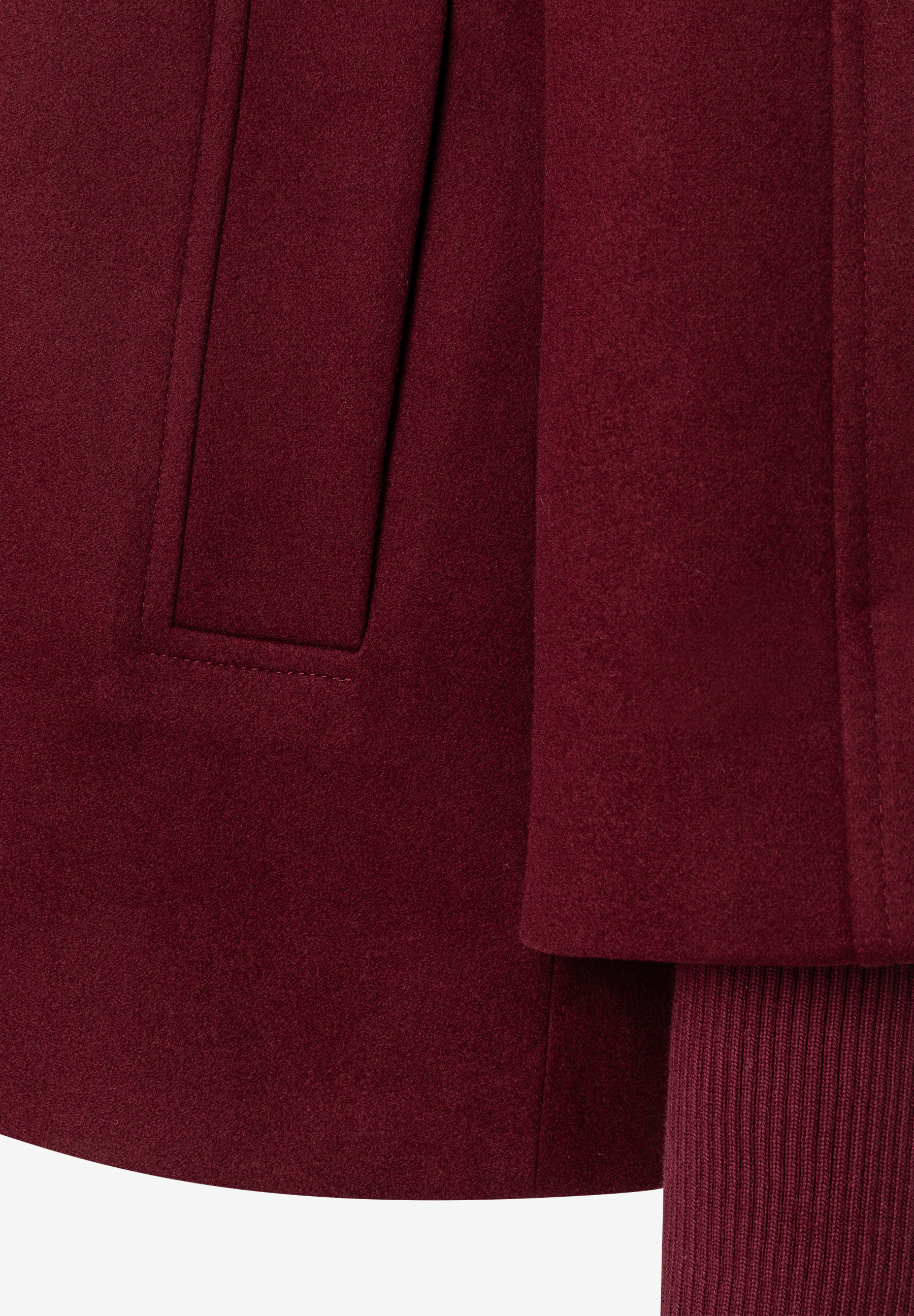 MORE & MORE Damen Kurzmantel in Bordeaux. Er zeigt sich mit verdeckten Taschen und Ärmelbündchen aus Strick.
