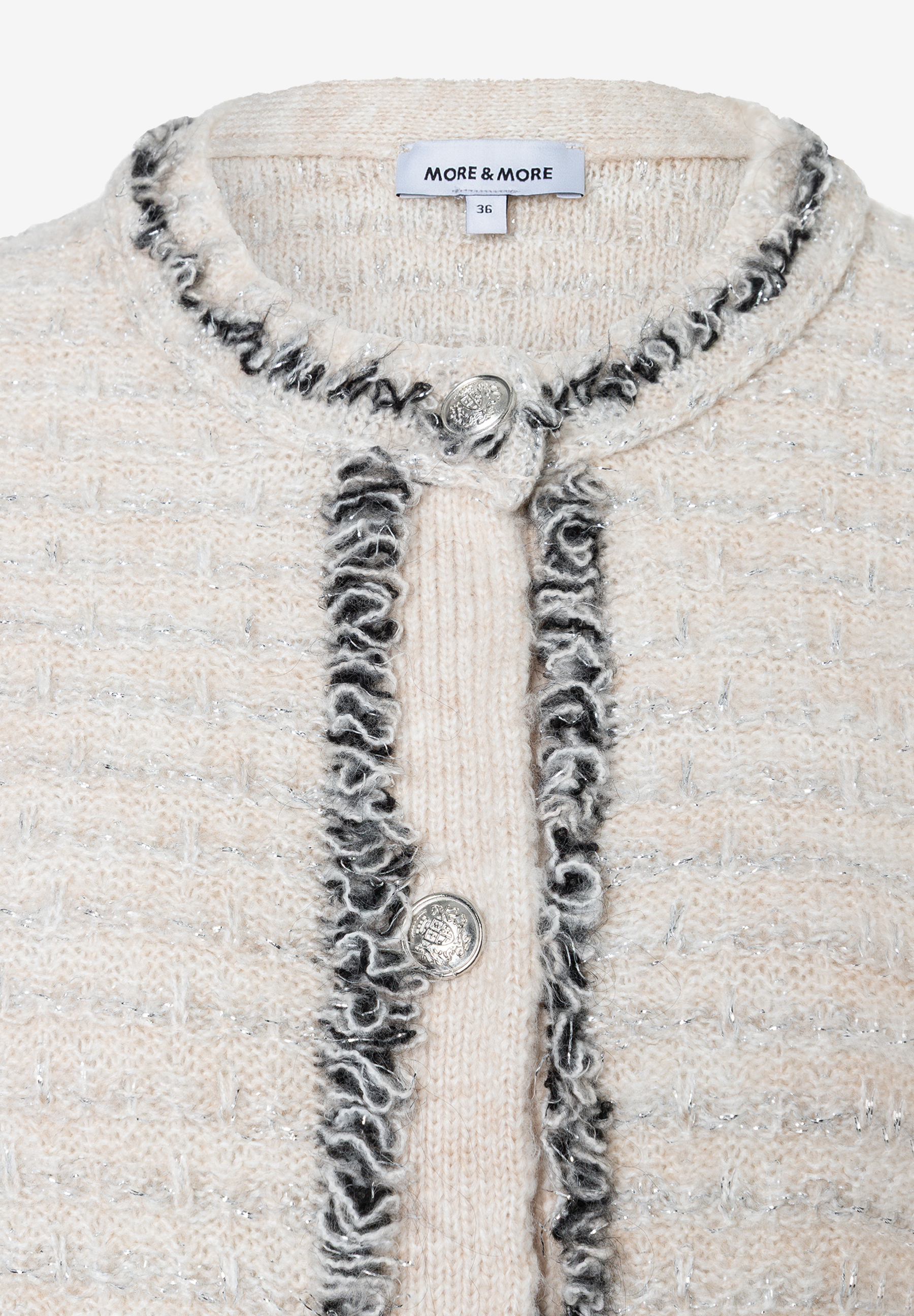 MORE & MORE Pullover: cremefarbene Strickjacke mit silbern glitzernden Details & Rüschenverzierung. Silberfarbene Knöpfe.