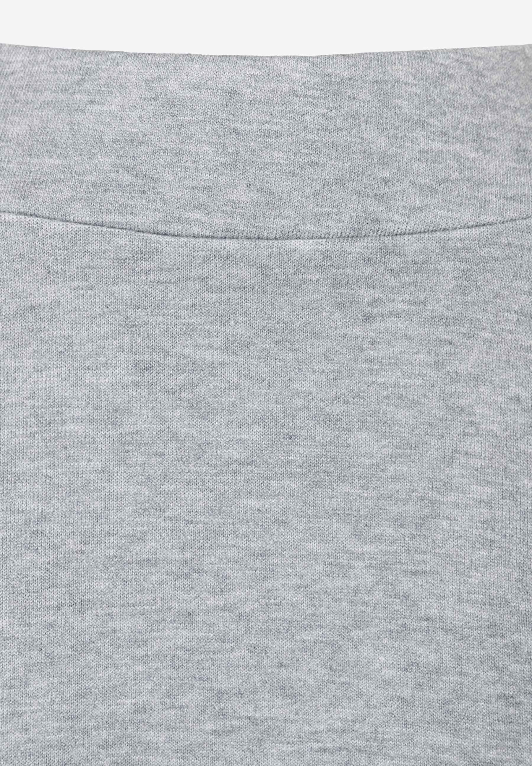 Nahaufnahme eines grauen Jersey-Rocks von MORE & MORE mit weichem Griff und angenehmem Tragekomfort. Nahaufnahme eines grauen Jersey-Rocks von MORE & MORE mit weichem Griff und angenehmem Tragekomfort.