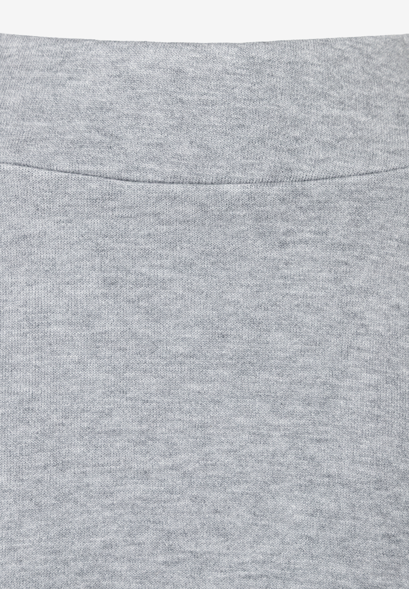 Nahaufnahme eines grauen Jersey-Rocks von MORE & MORE mit weichem Griff und angenehmem Tragekomfort. Nahaufnahme eines grauen Jersey-Rocks von MORE & MORE mit weichem Griff und angenehmem Tragekomfort.