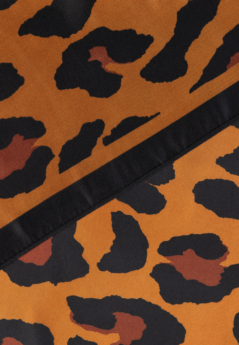 MORE & MORE Accessoires: Nahaufnahme des Stoffes mit schwarzem Leopardenmuster auf braunem Grund und einem schwarzen Streifen.