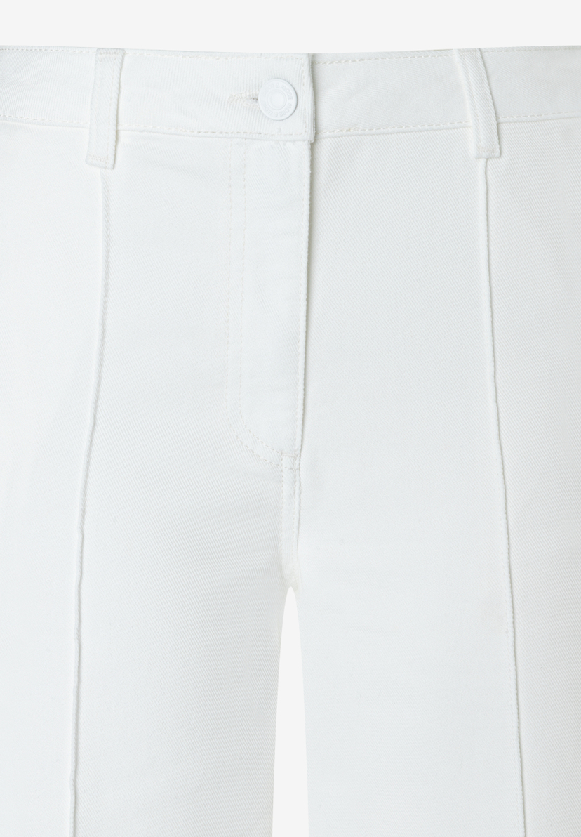 Detailaufnahme einer weißen MORE & MORE Hose/Jeans aus Twill-Webware mit Knopf und Reißverschluss. Detailaufnahme einer weißen MORE & MORE Hose/Jeans aus Twill-Webware mit Knopf und Reißverschluss.