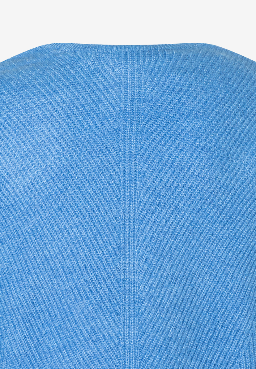 Nahaufnahme des hellblauen Rippstrick-Pullovers von MORE & MORE mit weichem Griff und angenehmem Tragekomfort. Nahaufnahme des hellblauen Rippstrick-Pullovers von MORE & MORE mit weichem Griff und angenehmem Tragekomfort.