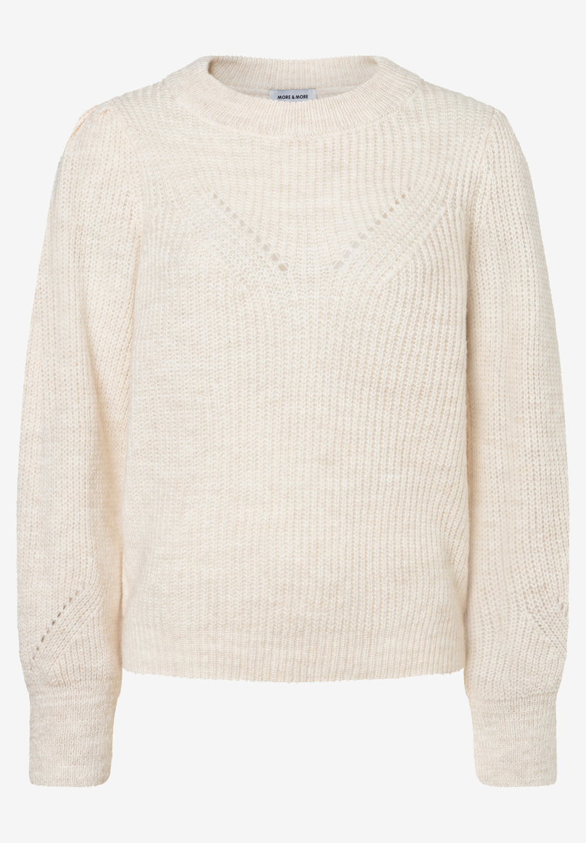 Ein MORE & MORE Oberteil. Der cremefarbene Strickpullover hat einen Rundhalsausschnitt und ein Lochmuster am Ärmel. Ein MORE & MORE Oberteil. Der cremefarbene Strickpullover hat einen Rundhalsausschnitt und ein Lochmuster am Ärmel.