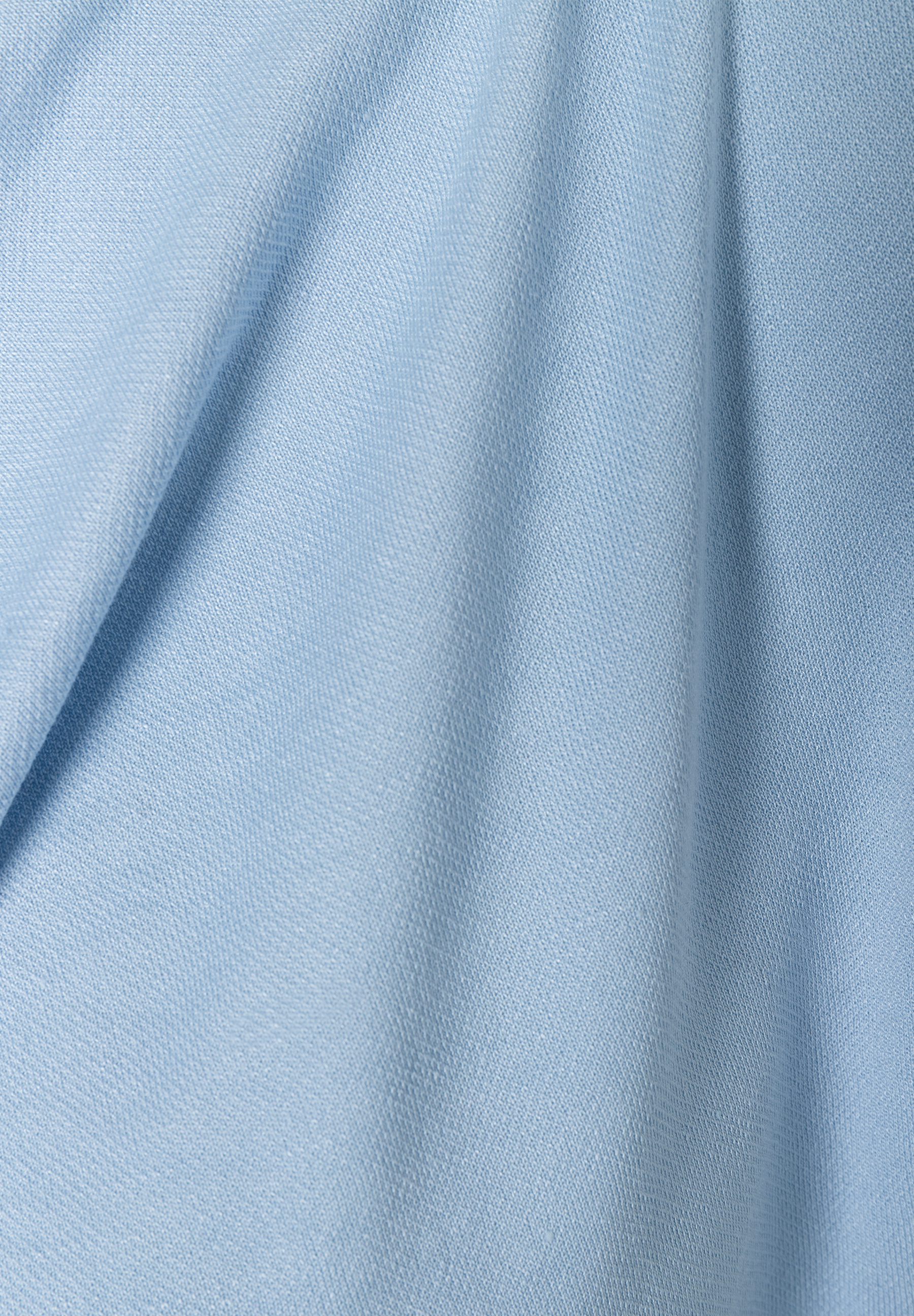 Nahaufnahme hellblauer MORE & MORE Jersey-Stoff mit sanften Falten. Angenehm, elastisch und weich. Nahaufnahme hellblauer MORE & MORE Jersey-Stoff mit sanften Falten. Angenehm, elastisch und weich.