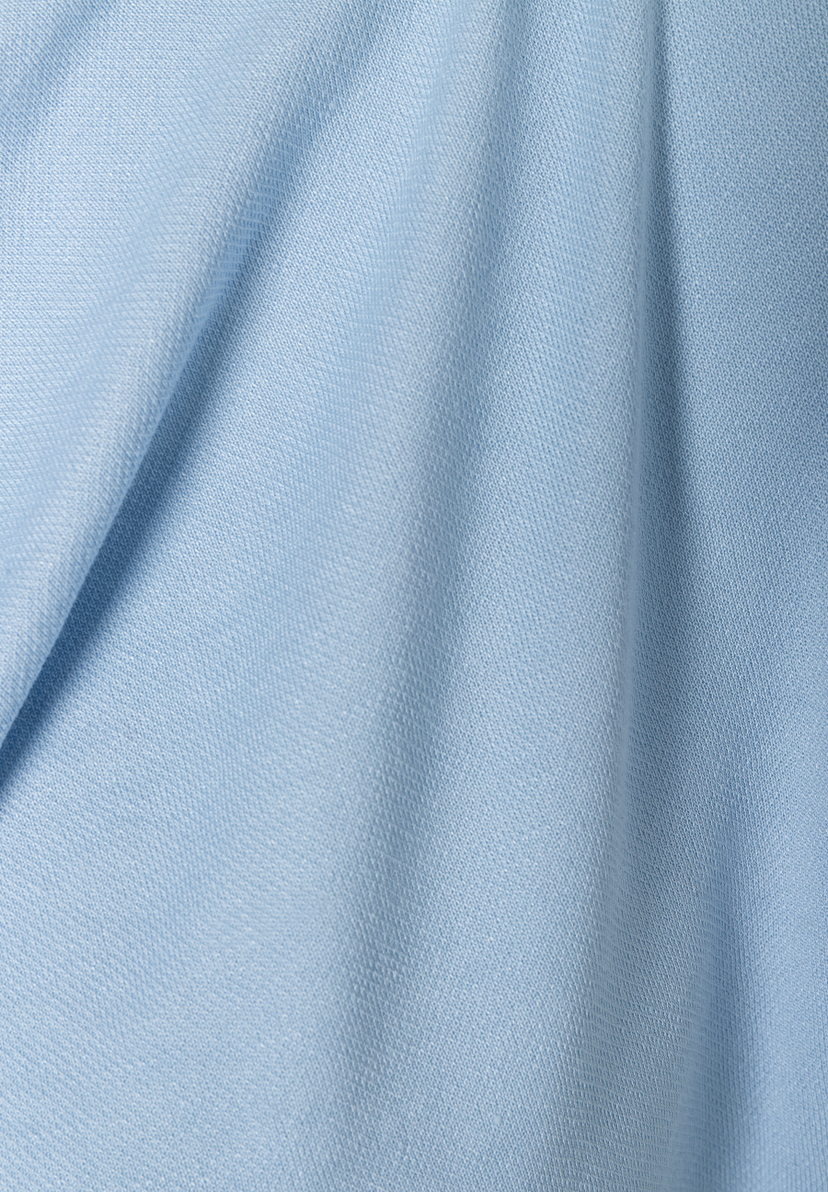 Nahaufnahme hellblauer MORE & MORE Jersey-Stoff mit sanften Falten. Angenehm, elastisch und weich. Nahaufnahme hellblauer MORE & MORE Jersey-Stoff mit sanften Falten. Angenehm, elastisch und weich.