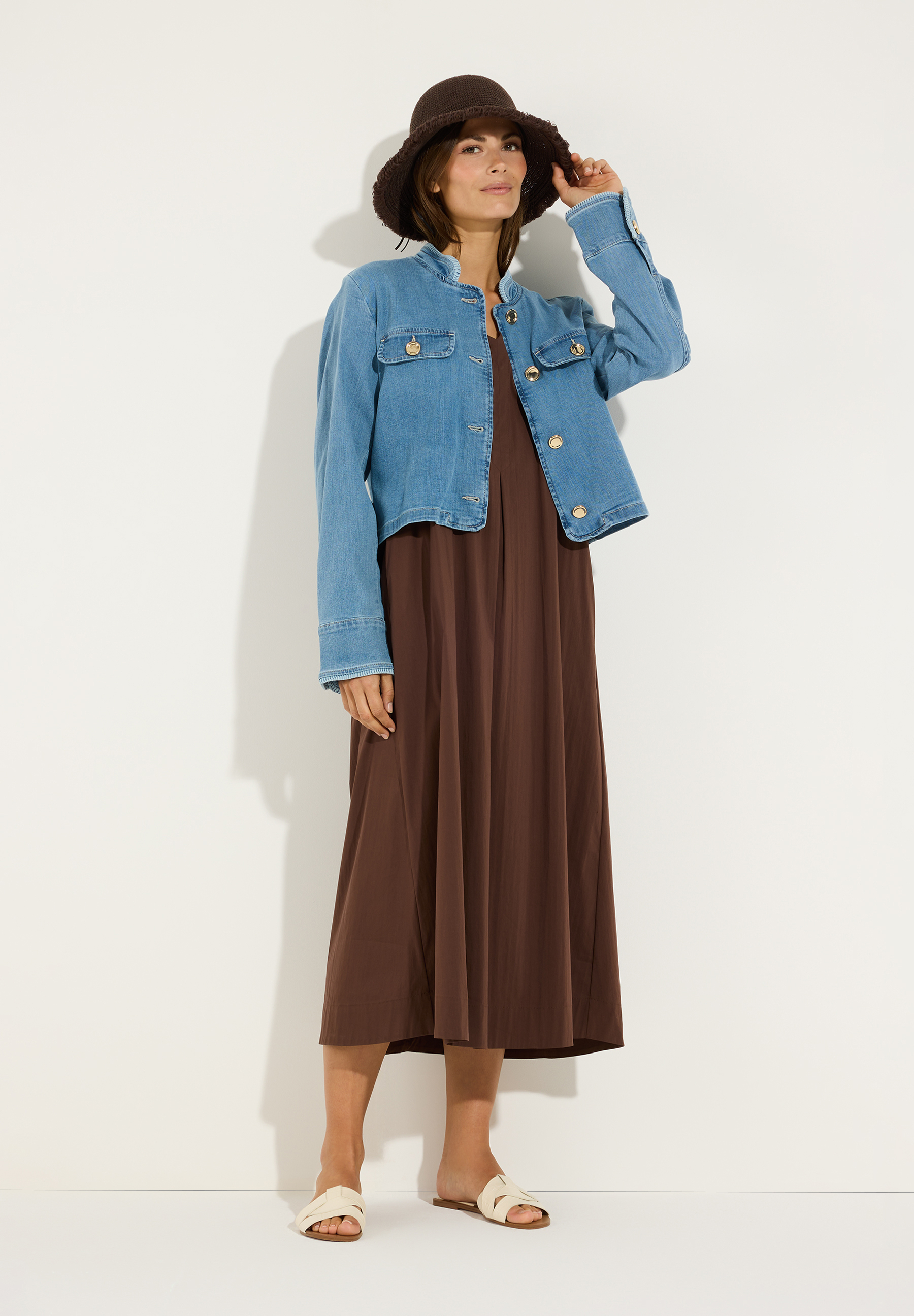 MORE & MORE Damen-Oberteil aus Webware, bequem und leicht, mit braunem Sommerkleid und Jeansjacke kombiniert MORE & MORE Damen-Oberteil aus Webware, bequem und leicht, mit braunem Sommerkleid und Jeansjacke kombiniert