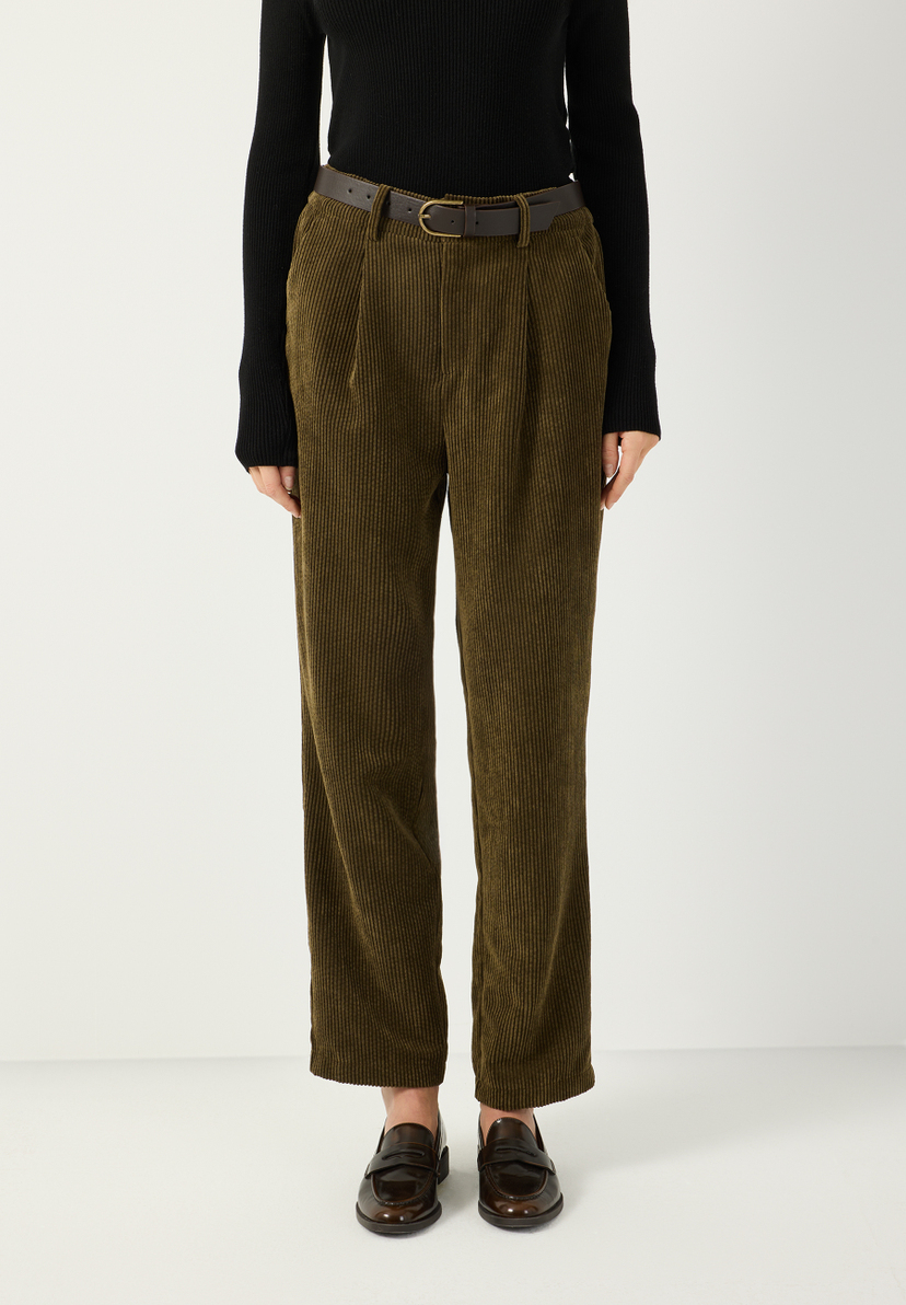MORE & MORE Cordhose in Khaki mit Bundfalten und Ledergürtel, kombiniert mit schwarzem Langarmshirt und Loafers. MORE & MORE Cordhose in Khaki mit Bundfalten und Ledergürtel, kombiniert mit schwarzem Langarmshirt und Loafers.