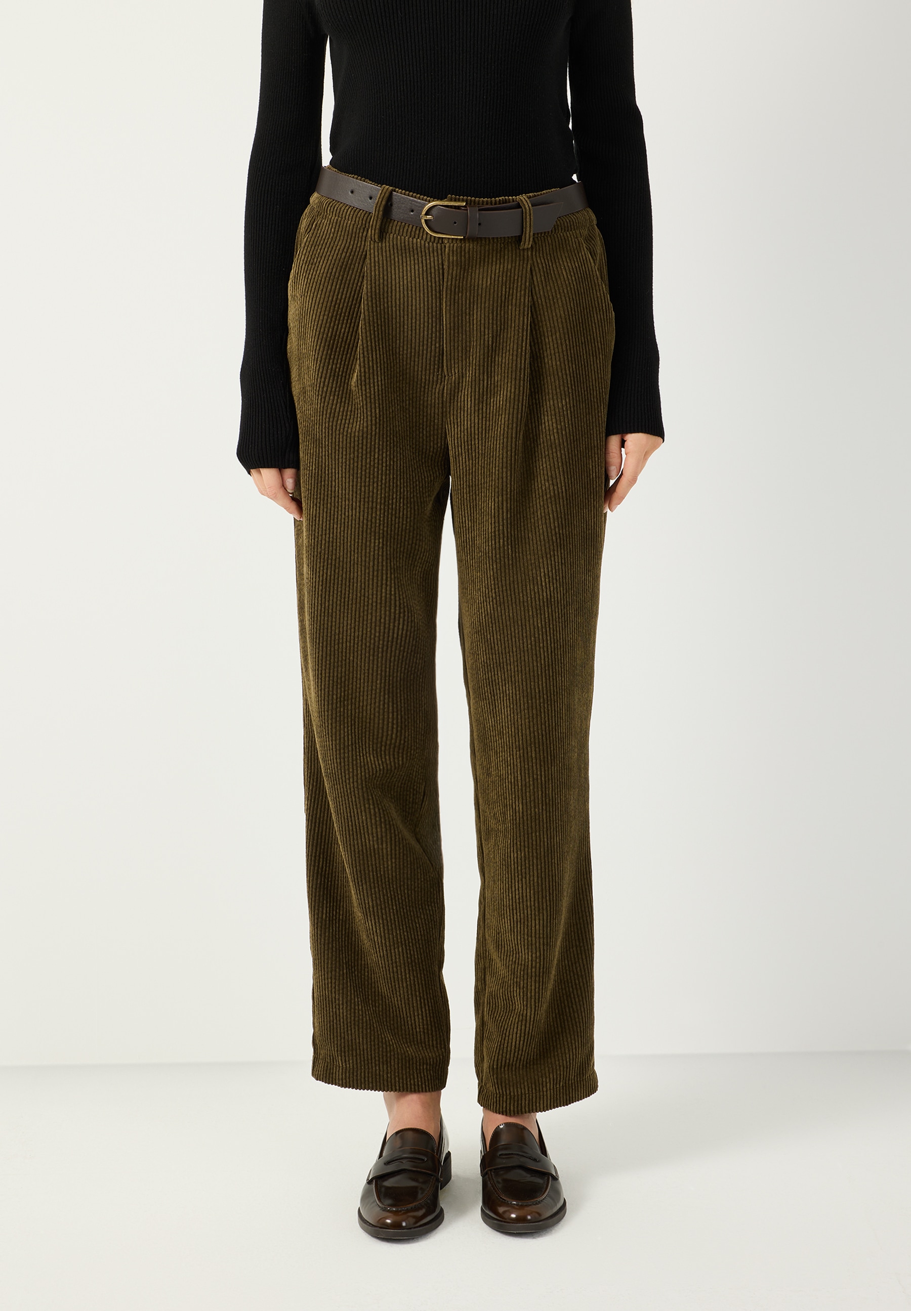 MORE & MORE Jeans: Olivgrüne Cordhose mit Falten, braunem Gürtel und Loafern.