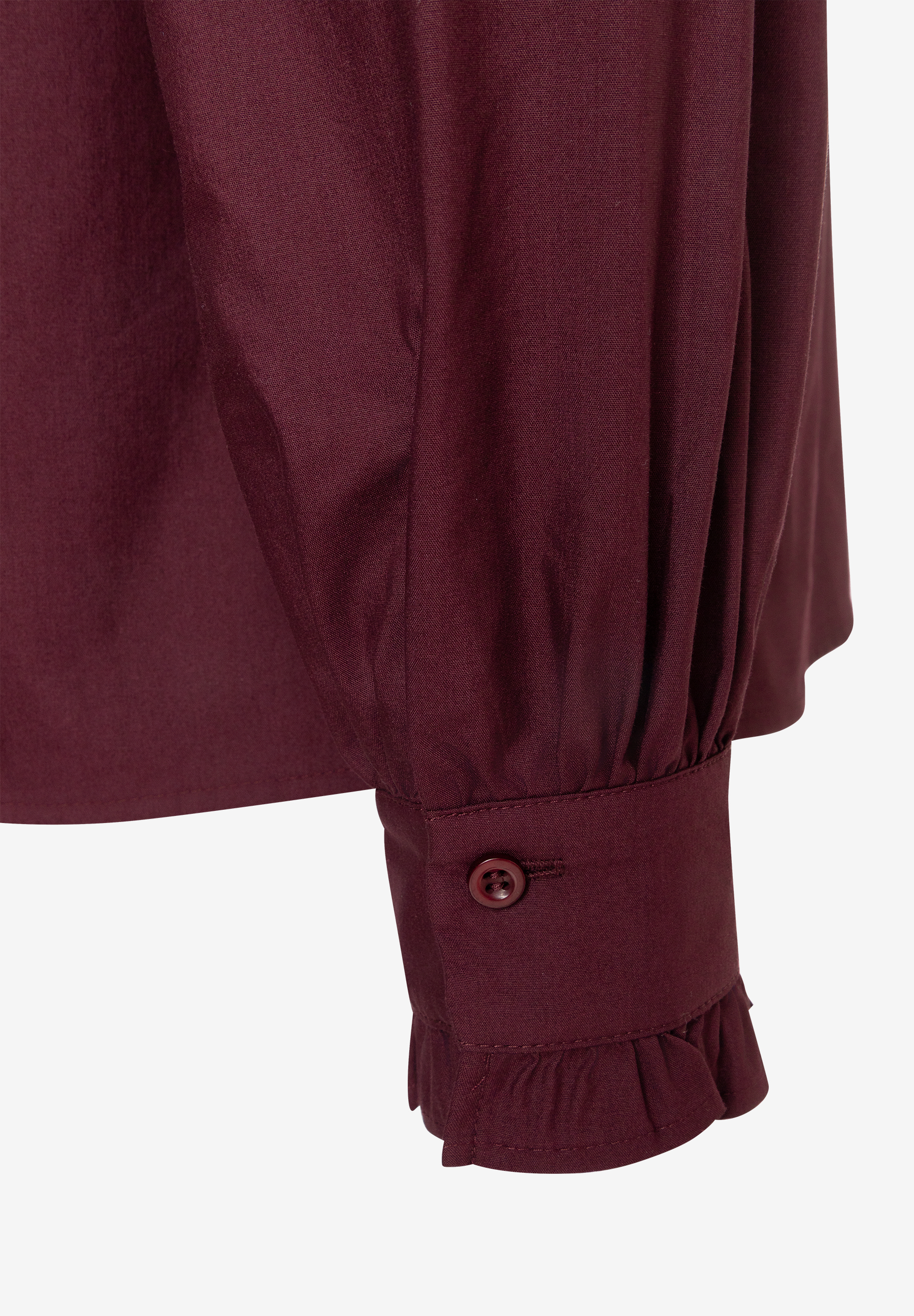 MORE & MORE Bluse: Detailansicht des weinroten Ärmels mit Manschette, Knopf und Rüsche am Saum.