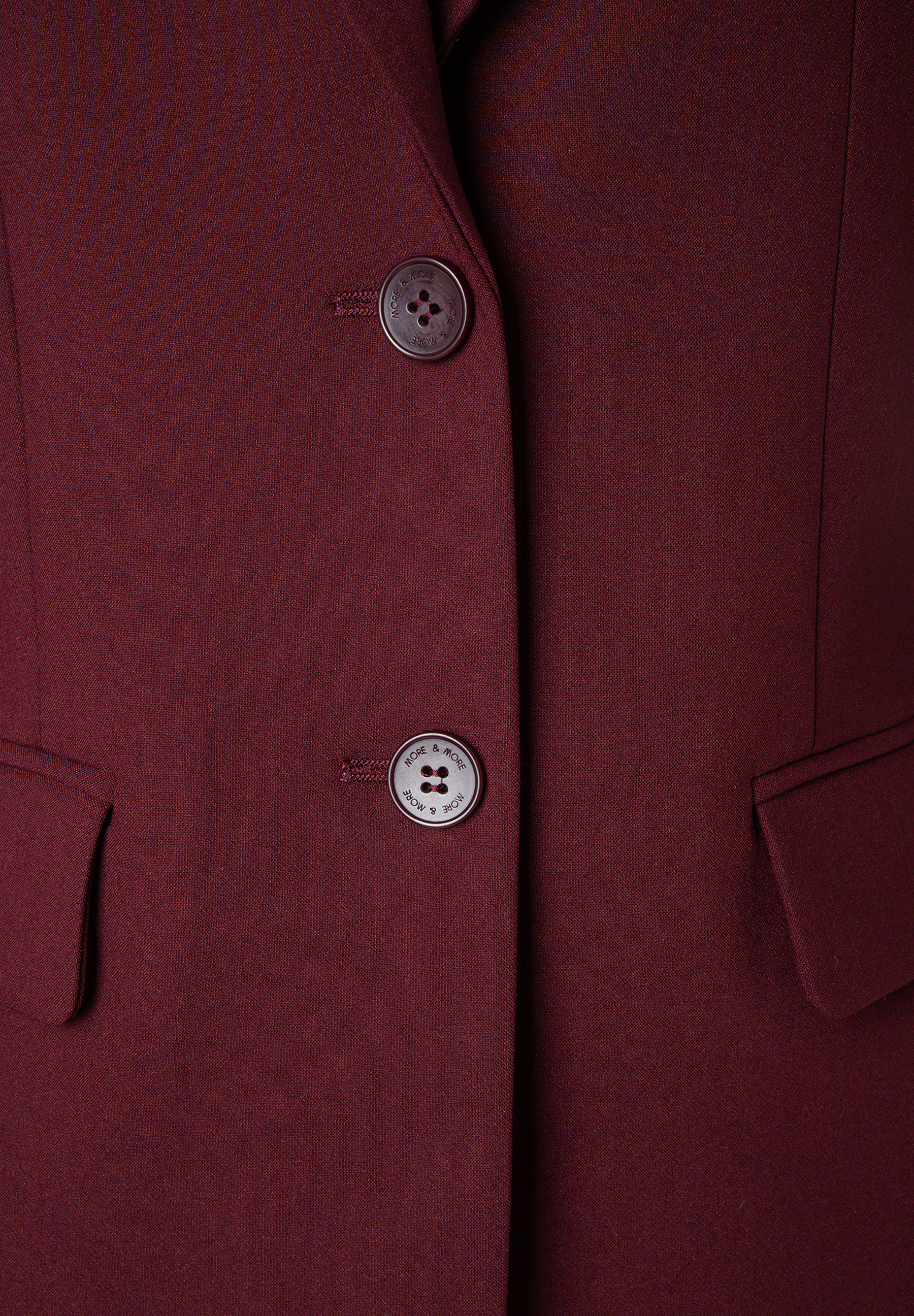 MORE & MORE Blazer in Dunkelrot mit zwei Knöpfen und zwei Taschen auf der Vorderseite