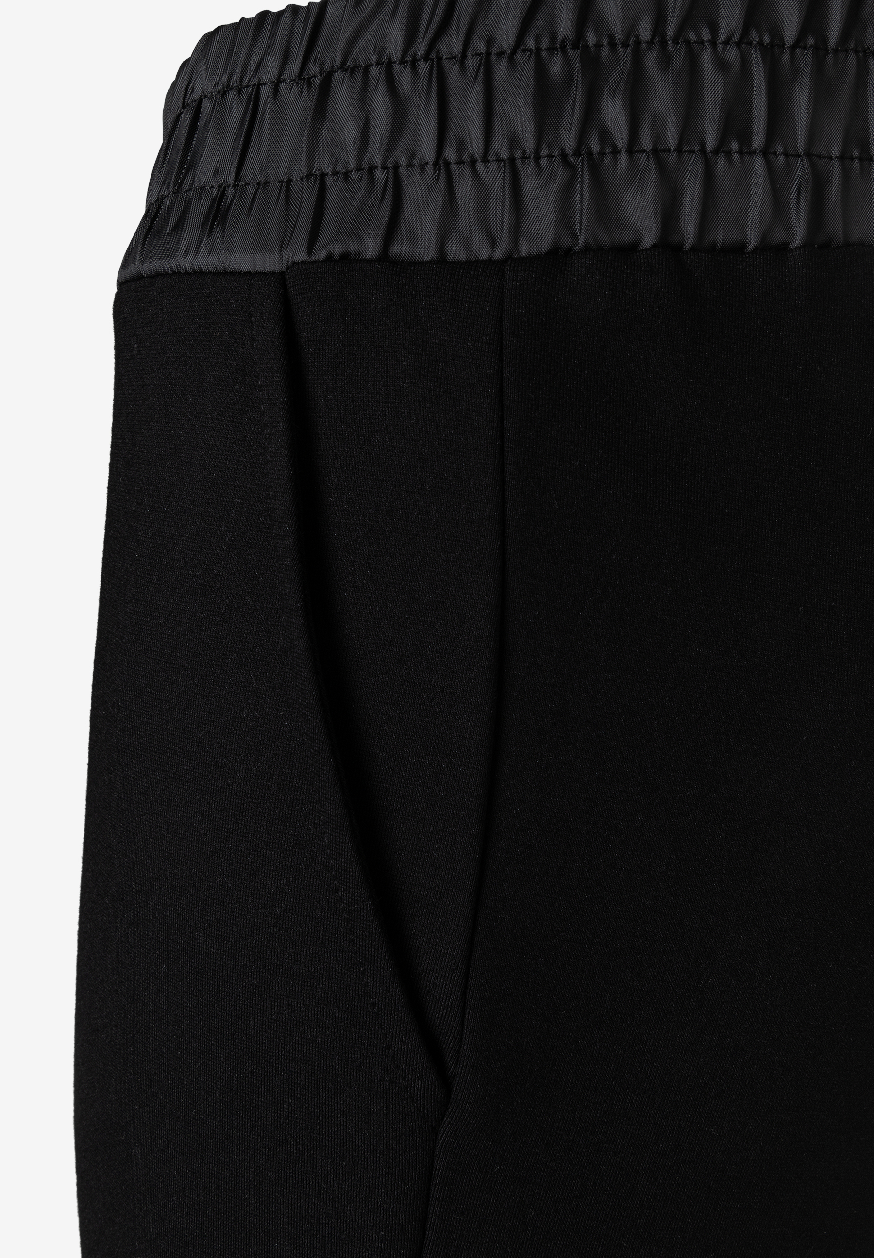 MORE & MORE Jeans aus elastischem Jersey. Schwarze Hose mit seitlicher Eingrifftasche und gerafftem Bund. MORE & MORE Jeans aus elastischem Jersey. Schwarze Hose mit seitlicher Eingrifftasche und gerafftem Bund.