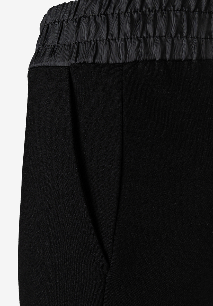 MORE & MORE Jeans aus elastischem Jersey. Schwarze Hose mit seitlicher Eingrifftasche und gerafftem Bund. MORE & MORE Jeans aus elastischem Jersey. Schwarze Hose mit seitlicher Eingrifftasche und gerafftem Bund.