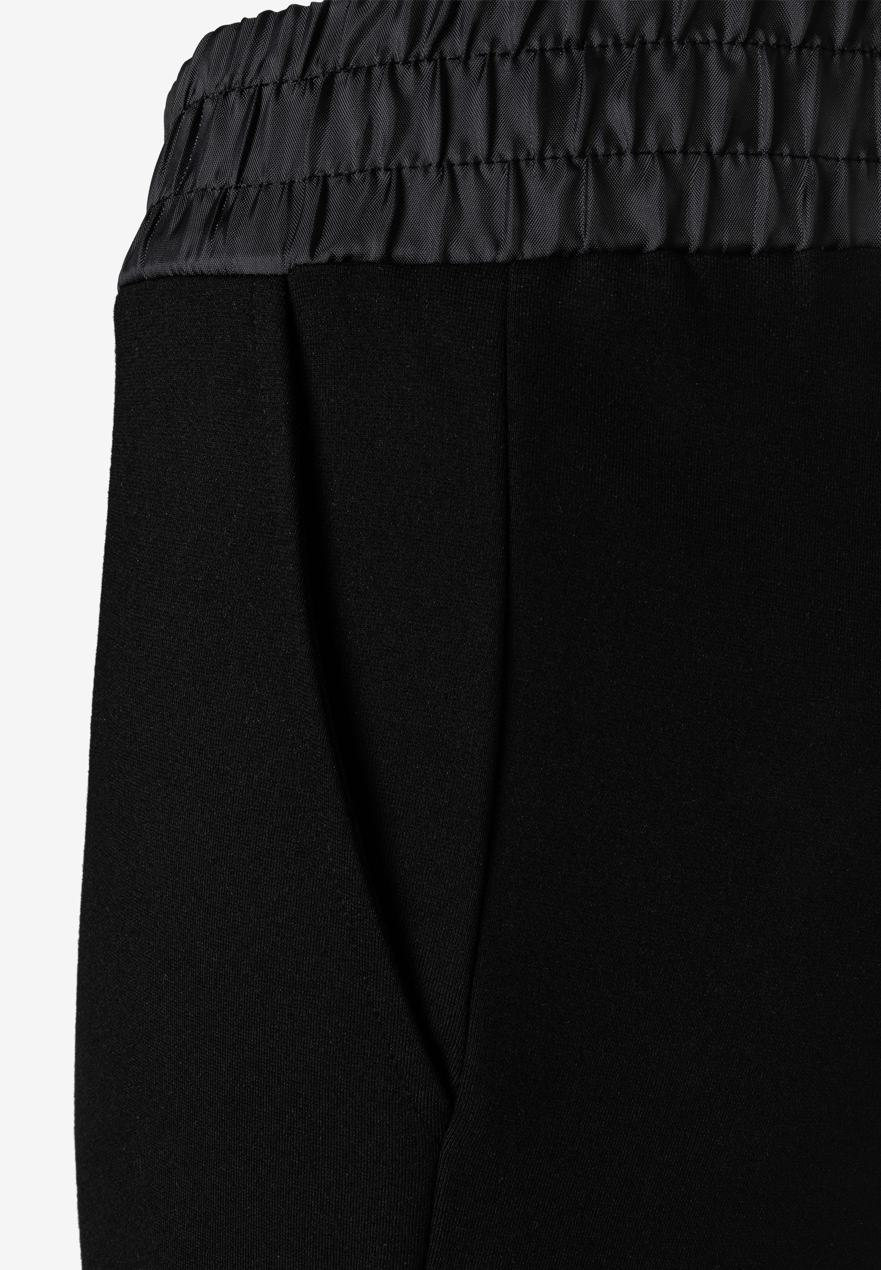 MORE & MORE Jeans aus elastischem Jersey. Schwarze Hose mit seitlicher Eingrifftasche und gerafftem Bund. MORE & MORE Jeans aus elastischem Jersey. Schwarze Hose mit seitlicher Eingrifftasche und gerafftem Bund.