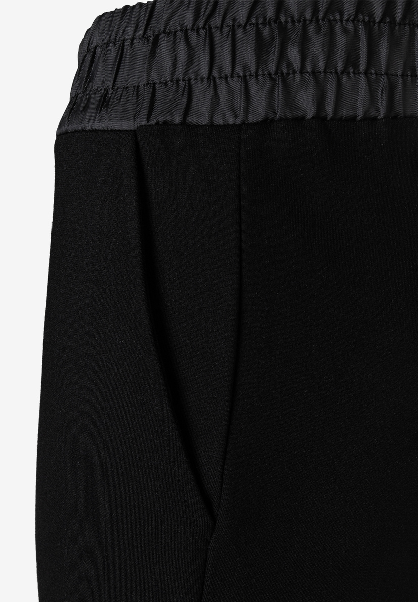 MORE & MORE Jeans aus elastischem Jersey. Schwarze Hose mit seitlicher Eingrifftasche und gerafftem Bund. MORE & MORE Jeans aus elastischem Jersey. Schwarze Hose mit seitlicher Eingrifftasche und gerafftem Bund.