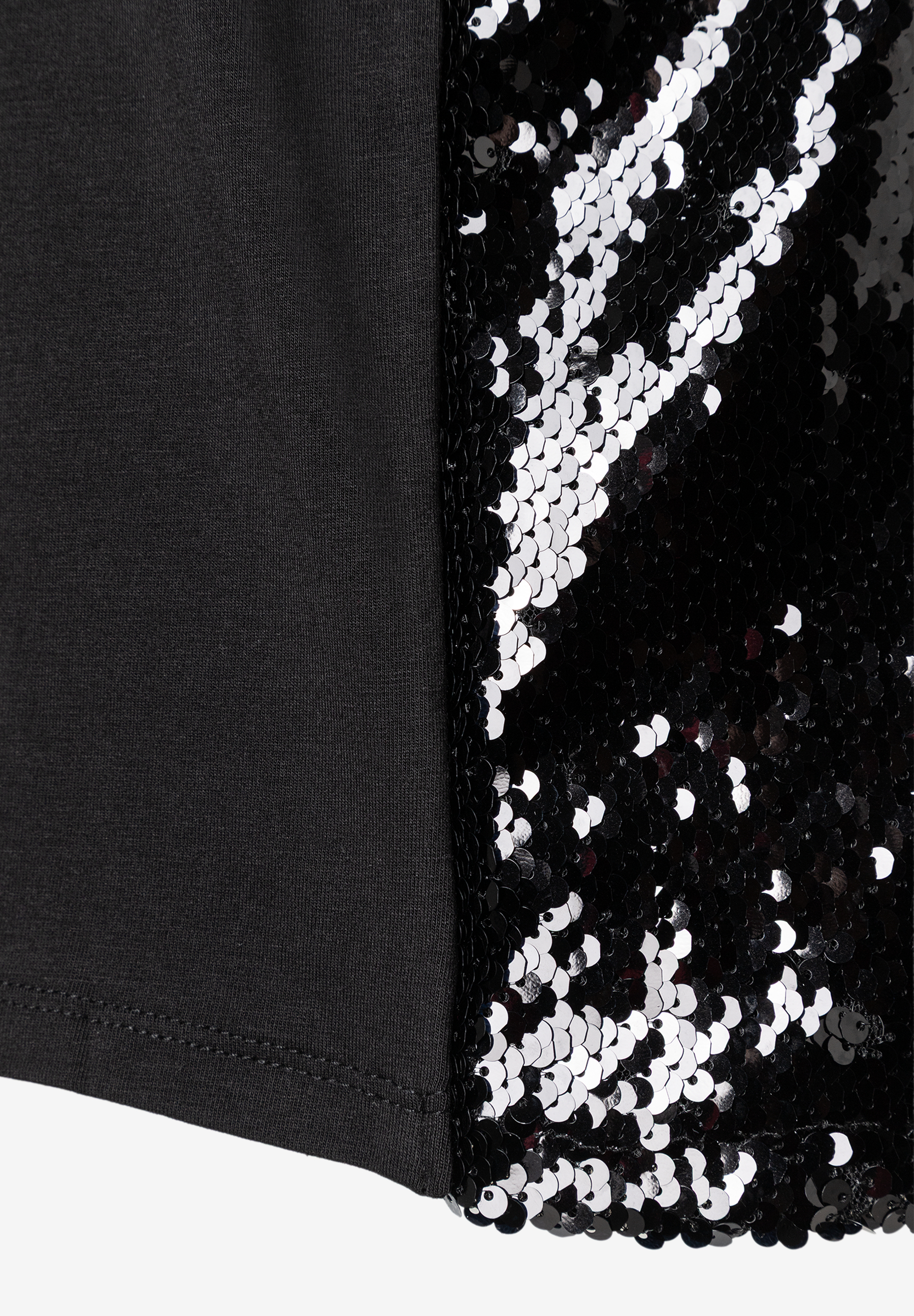 Nahaufnahme von MORE & MORE Oberteil, Jersey, schwarz mit glänzenden Pailletten. Nahaufnahme von MORE & MORE Oberteil, Jersey, schwarz mit glänzenden Pailletten.
