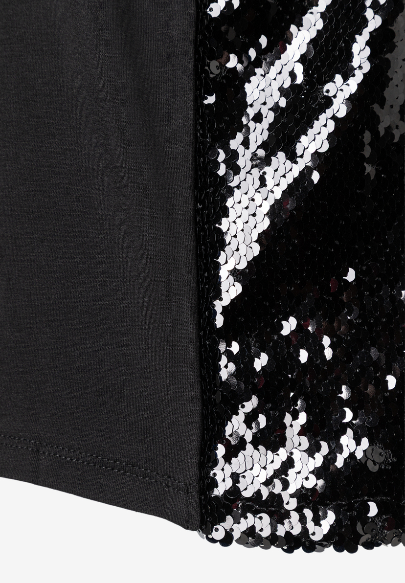 Nahaufnahme von MORE & MORE Oberteil, Jersey, schwarz mit glänzenden Pailletten. Nahaufnahme von MORE & MORE Oberteil, Jersey, schwarz mit glänzenden Pailletten.