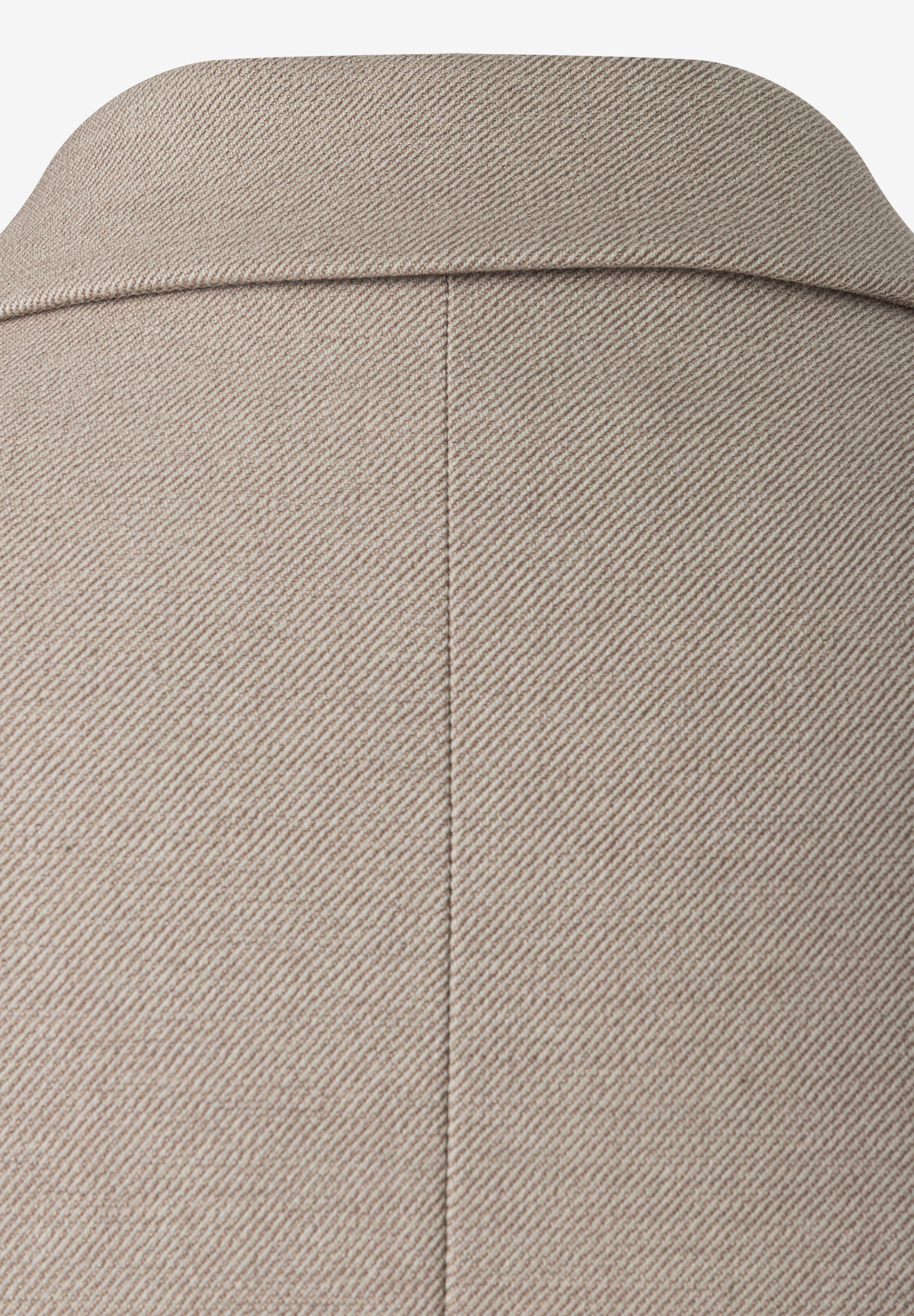MORE & MORE Blazer in Beige, nah aufgenommen. Das Revers und die Rückenmitte sind zu sehen. Diagonal verlaufendes Fischgrätmuster. MORE & MORE Blazer in Beige, nah aufgenommen. Das Revers und die Rückenmitte sind zu sehen. Diagonal verlaufendes Fischgrätmuster.