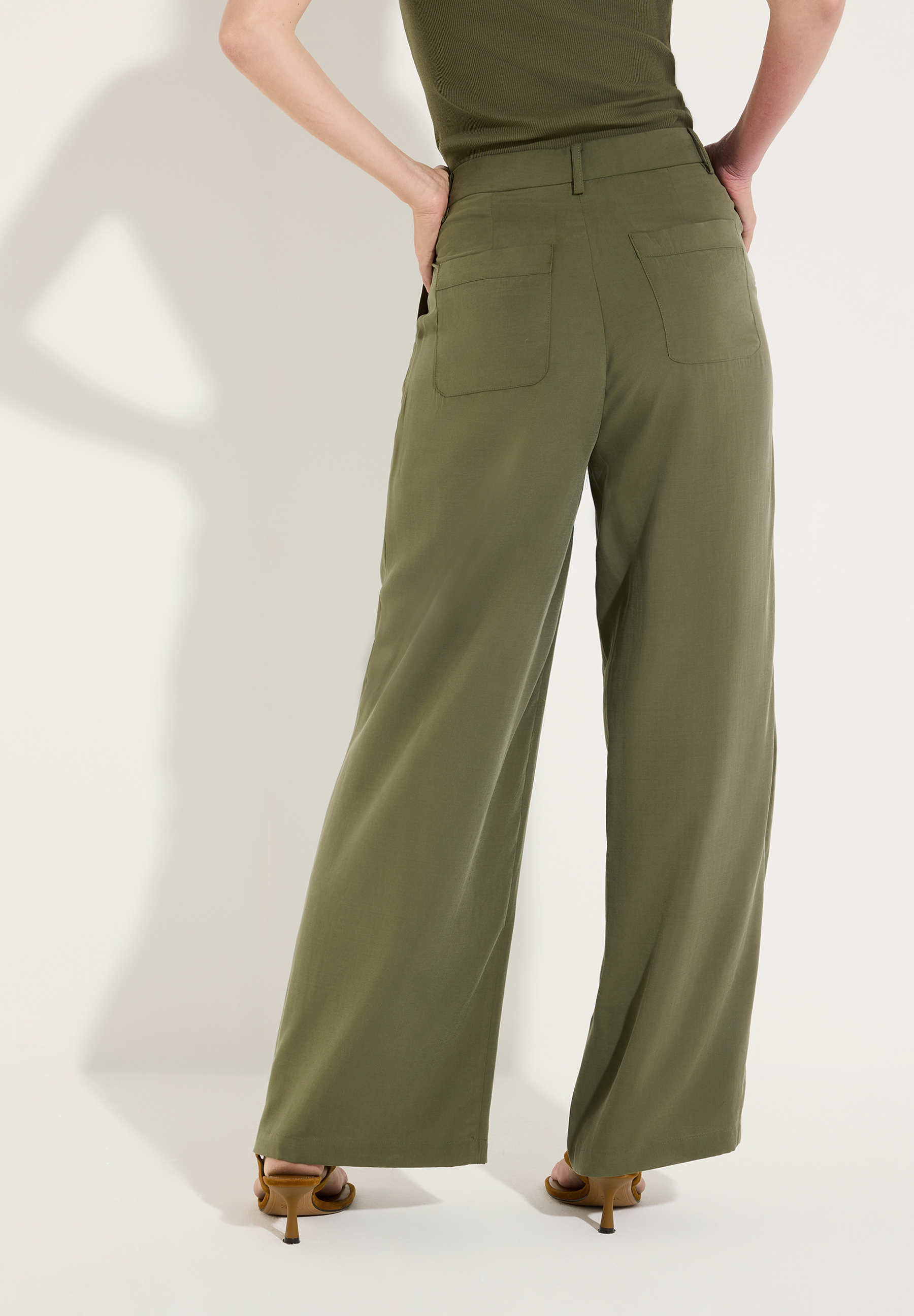 MORE & MORE Damen-Jeans in Olivgrün, eine weite Hose mit Gesäßtaschen und schlichtem Design. Hinten abgebildet. MORE & MORE Damen-Jeans in Olivgrün, eine weite Hose mit Gesäßtaschen und schlichtem Design. Hinten abgebildet.