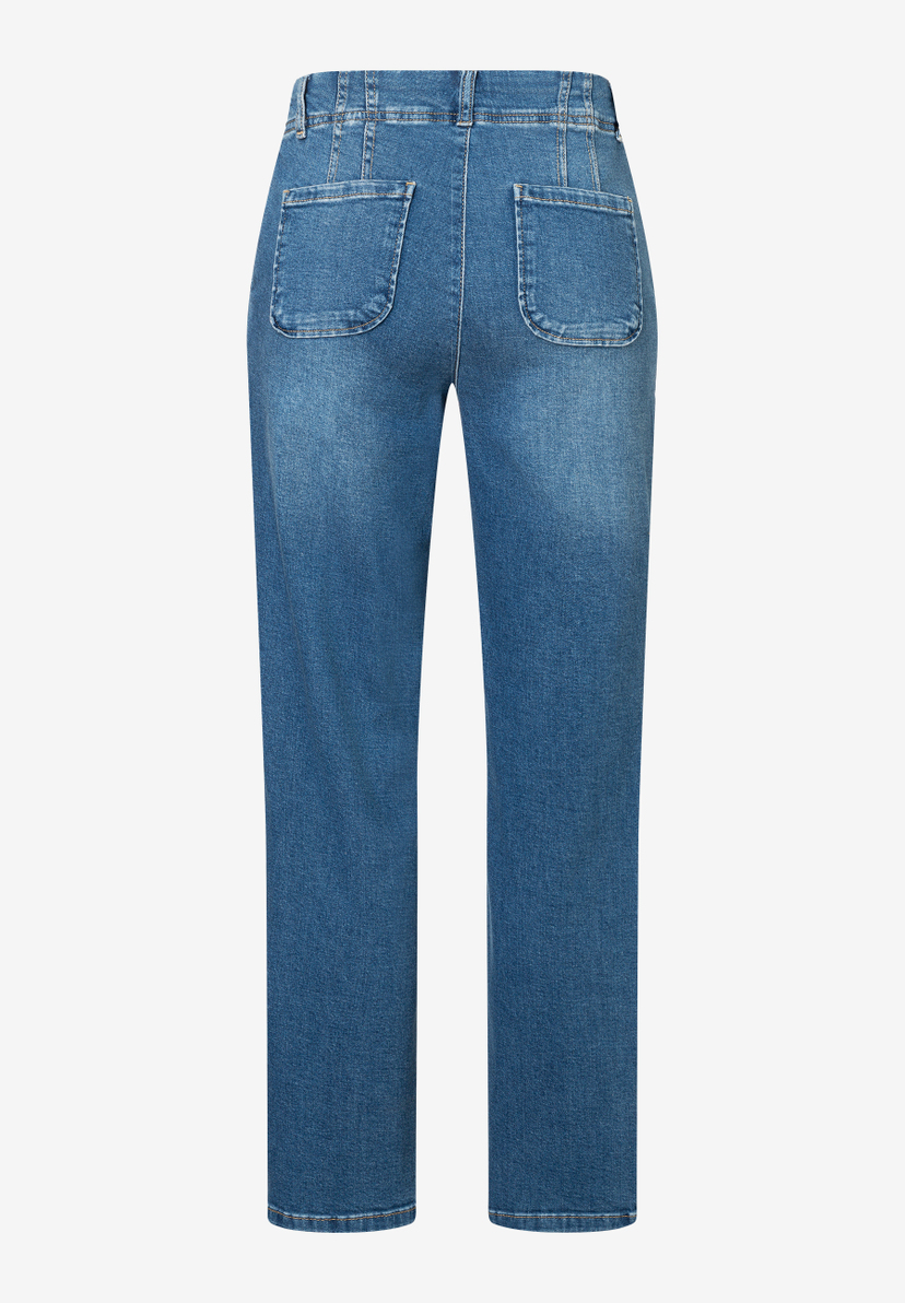 Die Rückansicht einer Jeanshose von MORE & MORE in hellblauem Denim. Die Rückansicht einer Jeanshose von MORE & MORE in hellblauem Denim.