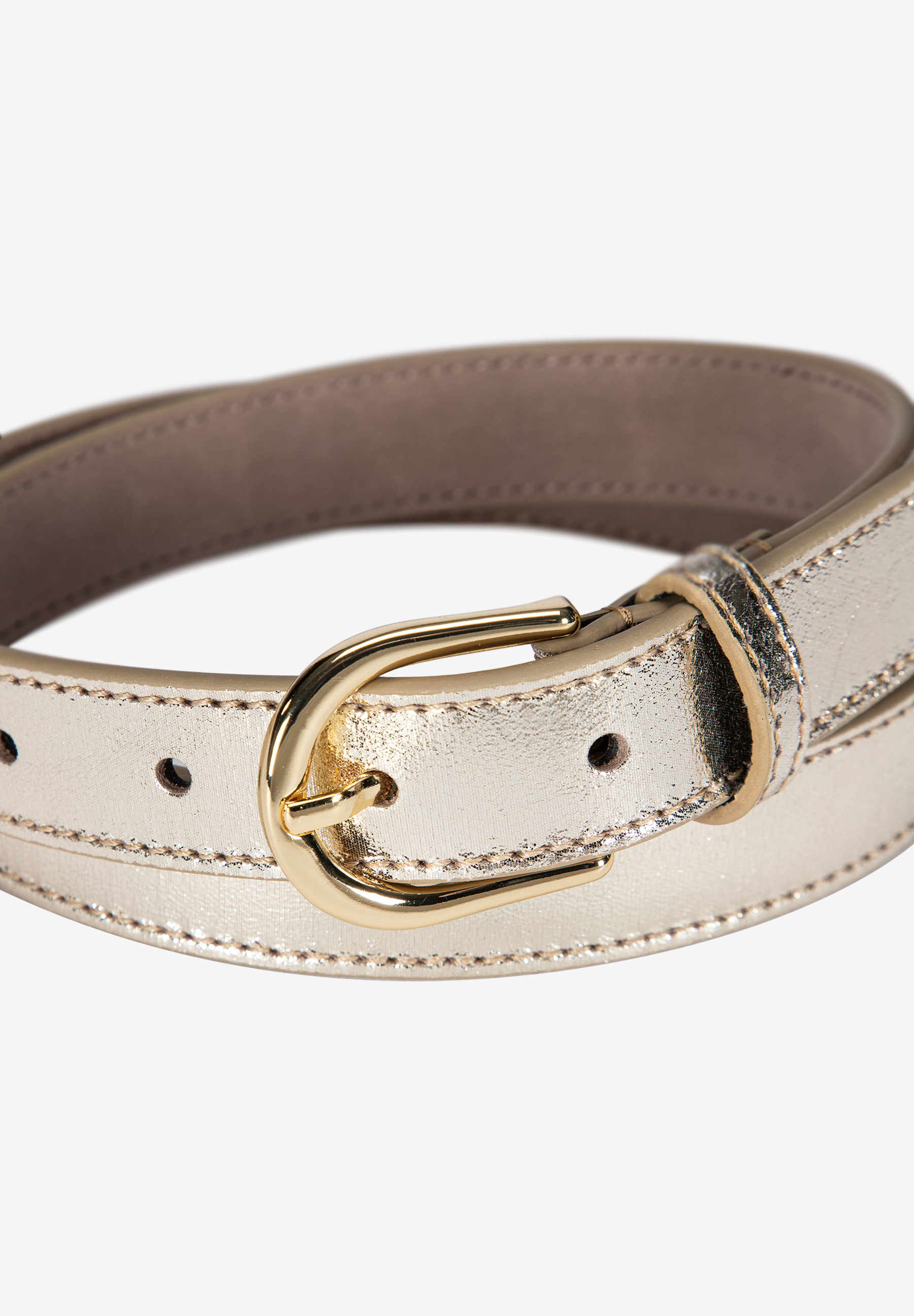 MORE & MORE Accessoire: Nahaufnahme eines goldenen Glitzergürtels mit eleganter goldener Schnalle.