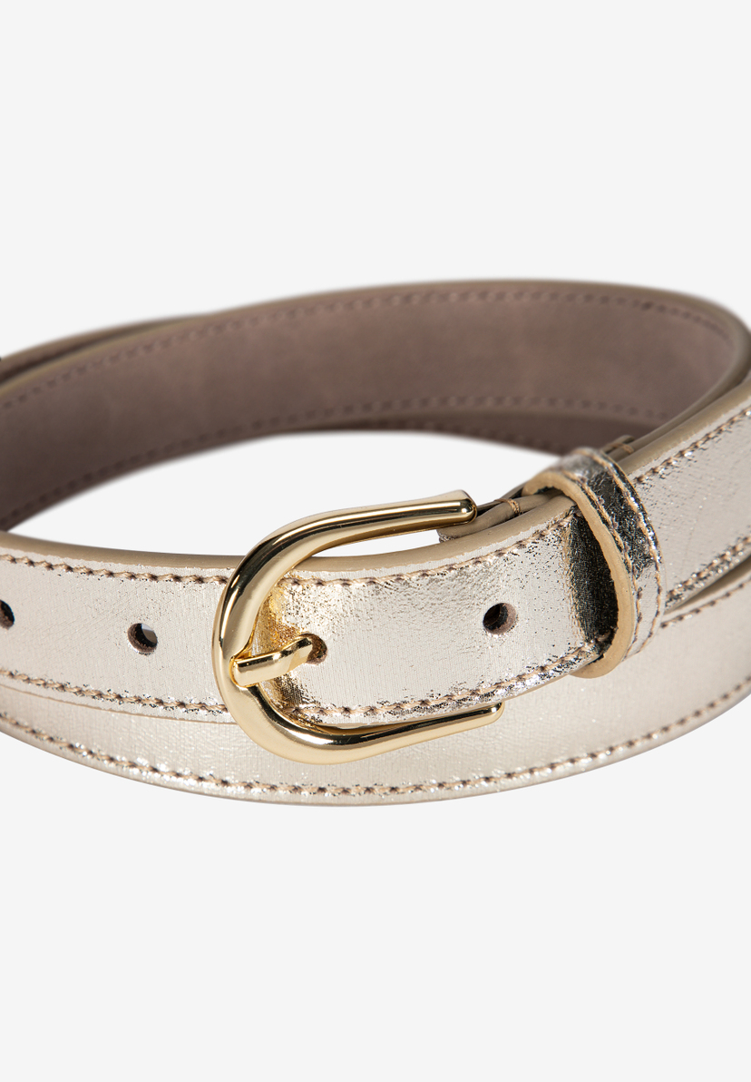 MORE & MORE Accessoire: Nahaufnahme eines goldenen Glitzergürtels mit eleganter goldener Schnalle.