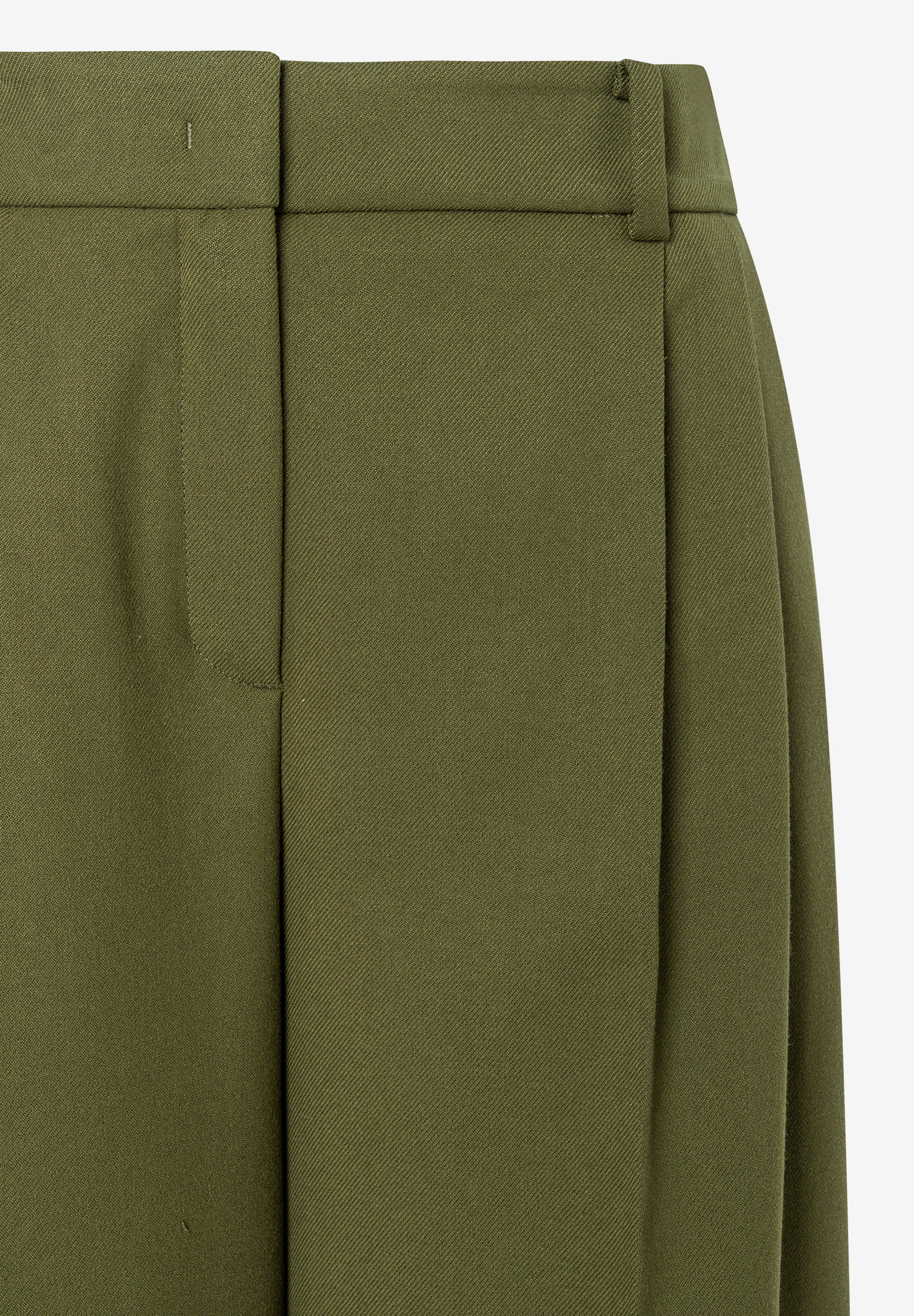 MORE & MORE Jeans: Nahaufnahme einer olivgrünen Hose mit Details wie Bund, Reißverschluss und Falten. Hochwertiges Material. MORE & MORE Jeans: Nahaufnahme einer olivgrünen Hose mit Details wie Bund, Reißverschluss und Falten. Hochwertiges Material.