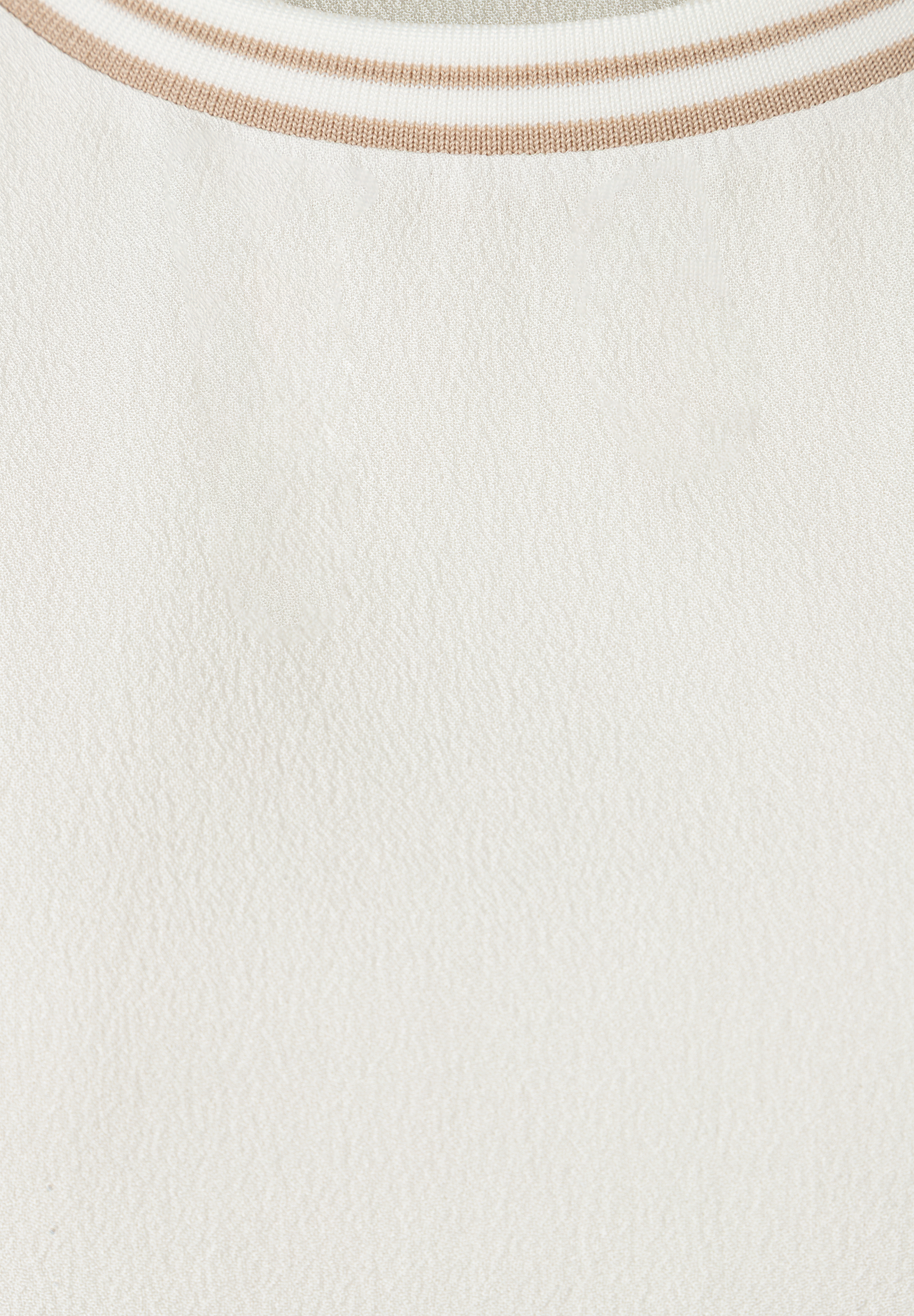 Nahaufnahme eines MORE & MORE Oberteils aus Crêpe mit Rippstrick-Details am Halsausschnitt. Angenehmer Tragekomfort. Nahaufnahme eines MORE & MORE Oberteils aus Crêpe mit Rippstrick-Details am Halsausschnitt. Angenehmer Tragekomfort.