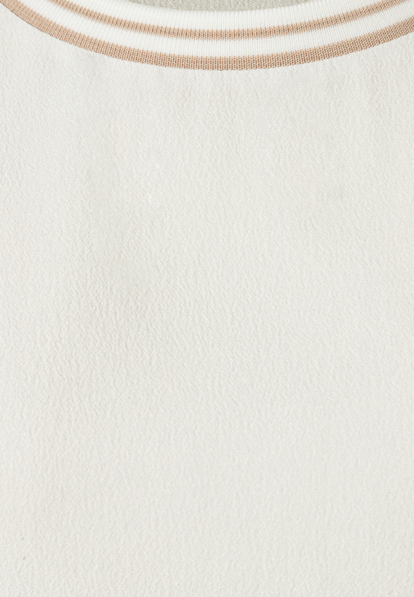 Nahaufnahme eines MORE & MORE Oberteils aus Crêpe mit Rippstrick-Details am Halsausschnitt. Angenehmer Tragekomfort. Nahaufnahme eines MORE & MORE Oberteils aus Crêpe mit Rippstrick-Details am Halsausschnitt. Angenehmer Tragekomfort.