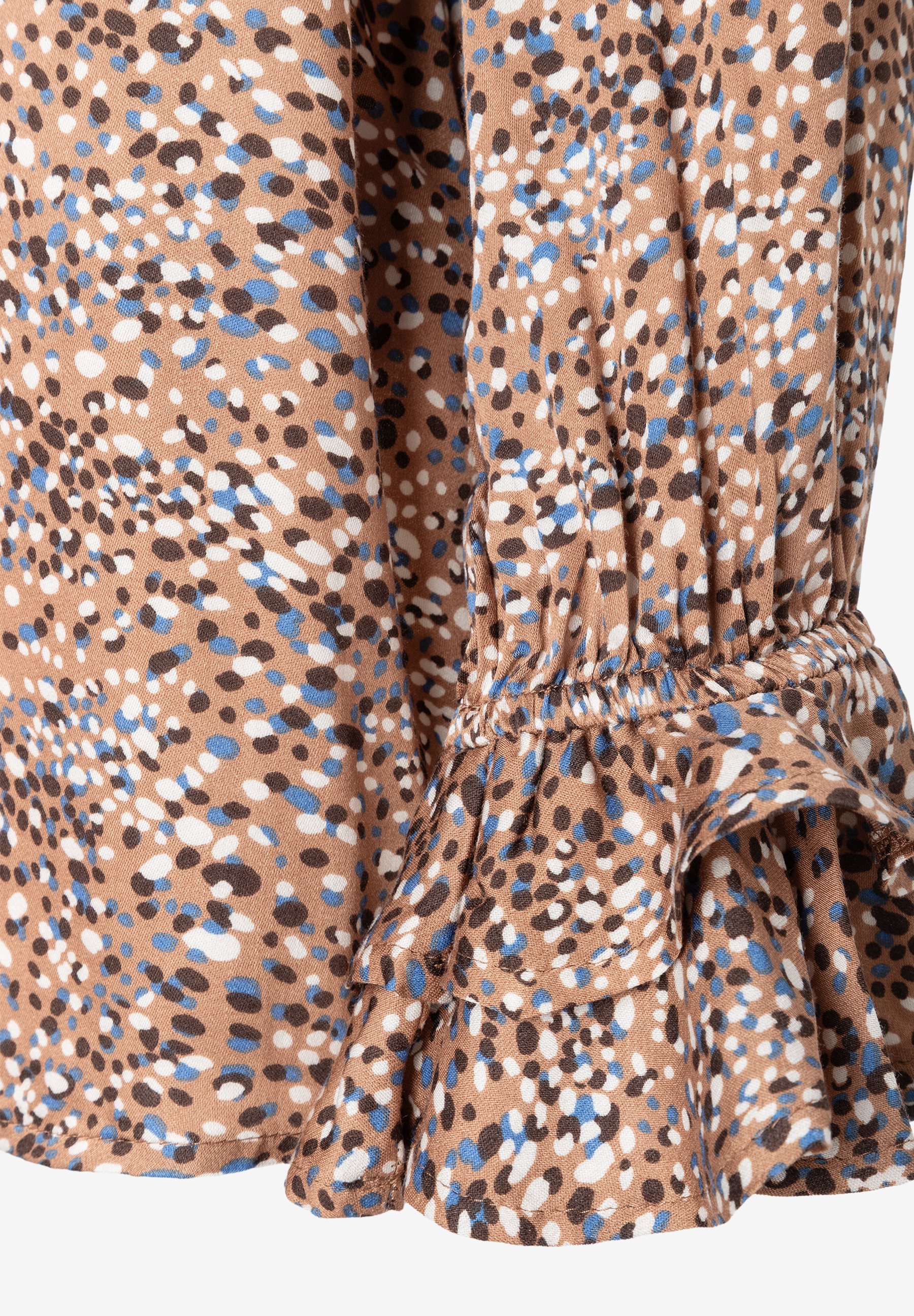 MORE & MORE Bluse: Detailansicht des Ärmels mit Rüschenmanschette und Punktemuster in Braun, Blau und Weiß. MORE & MORE Bluse: Detailansicht des Ärmels mit Rüschenmanschette und Punktemuster in Braun, Blau und Weiß.