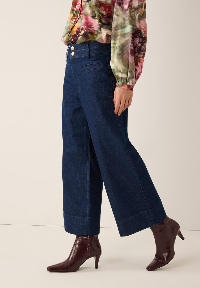 Dunkelblaue MORE & MORE Jeans mit weitem Bein und braunen Stiefeletten vor hellem Hintergrund. Dunkelblaue MORE & MORE Jeans mit weitem Bein und braunen Stiefeletten vor hellem Hintergrund.