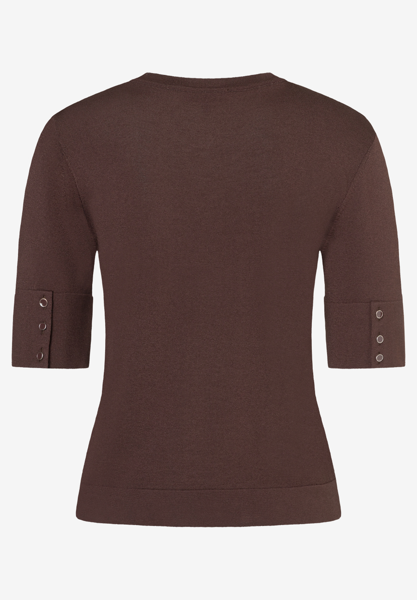 Ein brauner MORE & MORE Pullover mit kurzen Ärmeln und Knopfdetails. Ein brauner MORE & MORE Pullover mit kurzen Ärmeln und Knopfdetails.