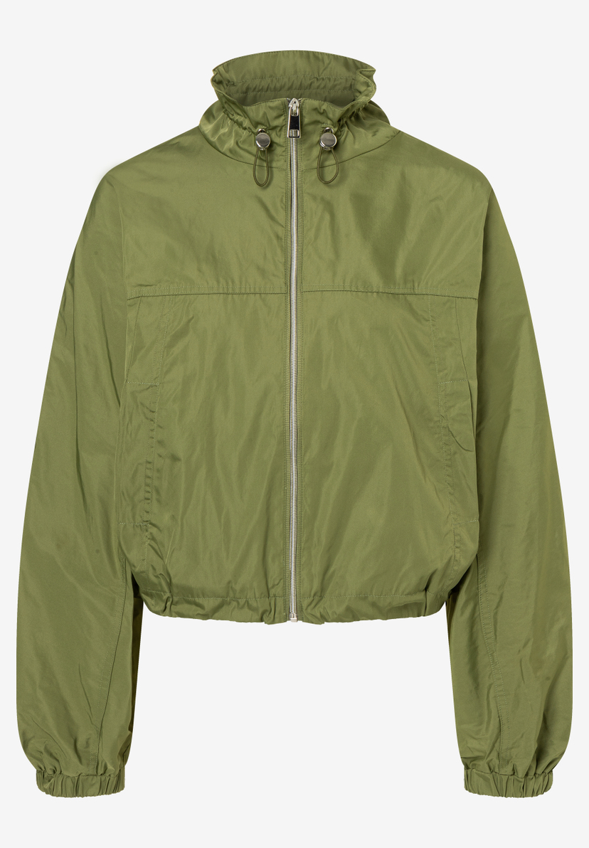 Ein olivgrüner MORE & MORE Blazer mit glänzender Oberfläche und silbernem Reißverschluss, Frontansicht. Ein olivgrüner MORE & MORE Blazer mit glänzender Oberfläche und silbernem Reißverschluss, Frontansicht.
