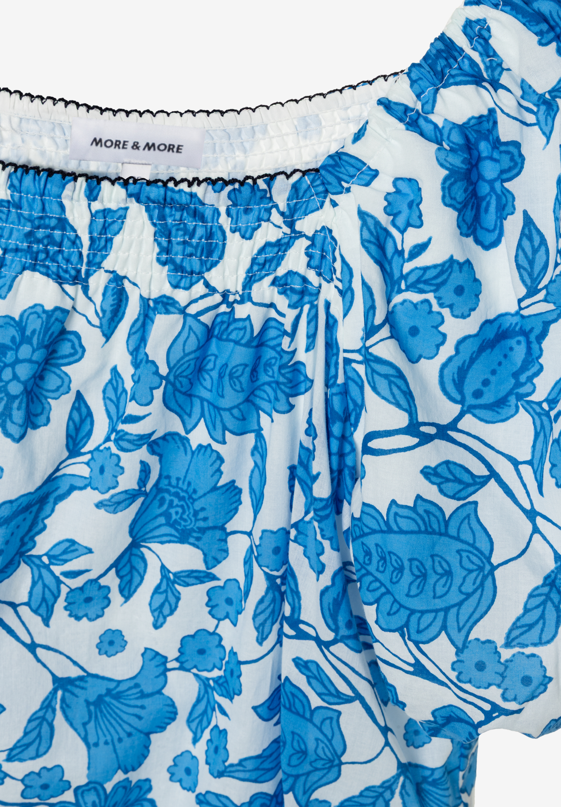 MORE & MORE Voile-Kleid mit blauen floralen Mustern, oben gerafft mit schwarzem Zierrand. Leicht und fließend. MORE & MORE Voile-Kleid mit blauen floralen Mustern, oben gerafft mit schwarzem Zierrand. Leicht und fließend.