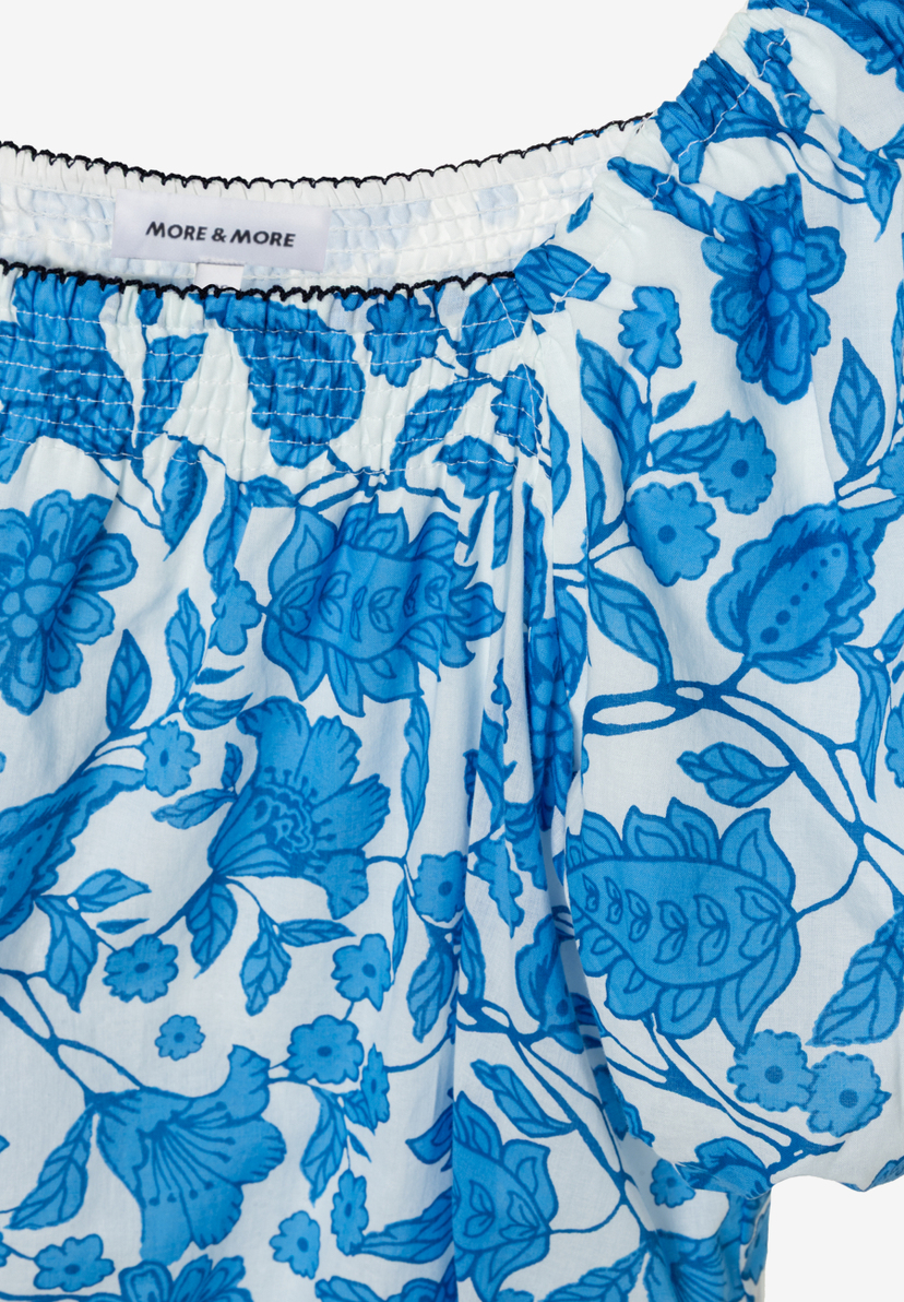 MORE & MORE Voile-Kleid mit blauen floralen Mustern, oben gerafft mit schwarzem Zierrand. Leicht und fließend. MORE & MORE Voile-Kleid mit blauen floralen Mustern, oben gerafft mit schwarzem Zierrand. Leicht und fließend.