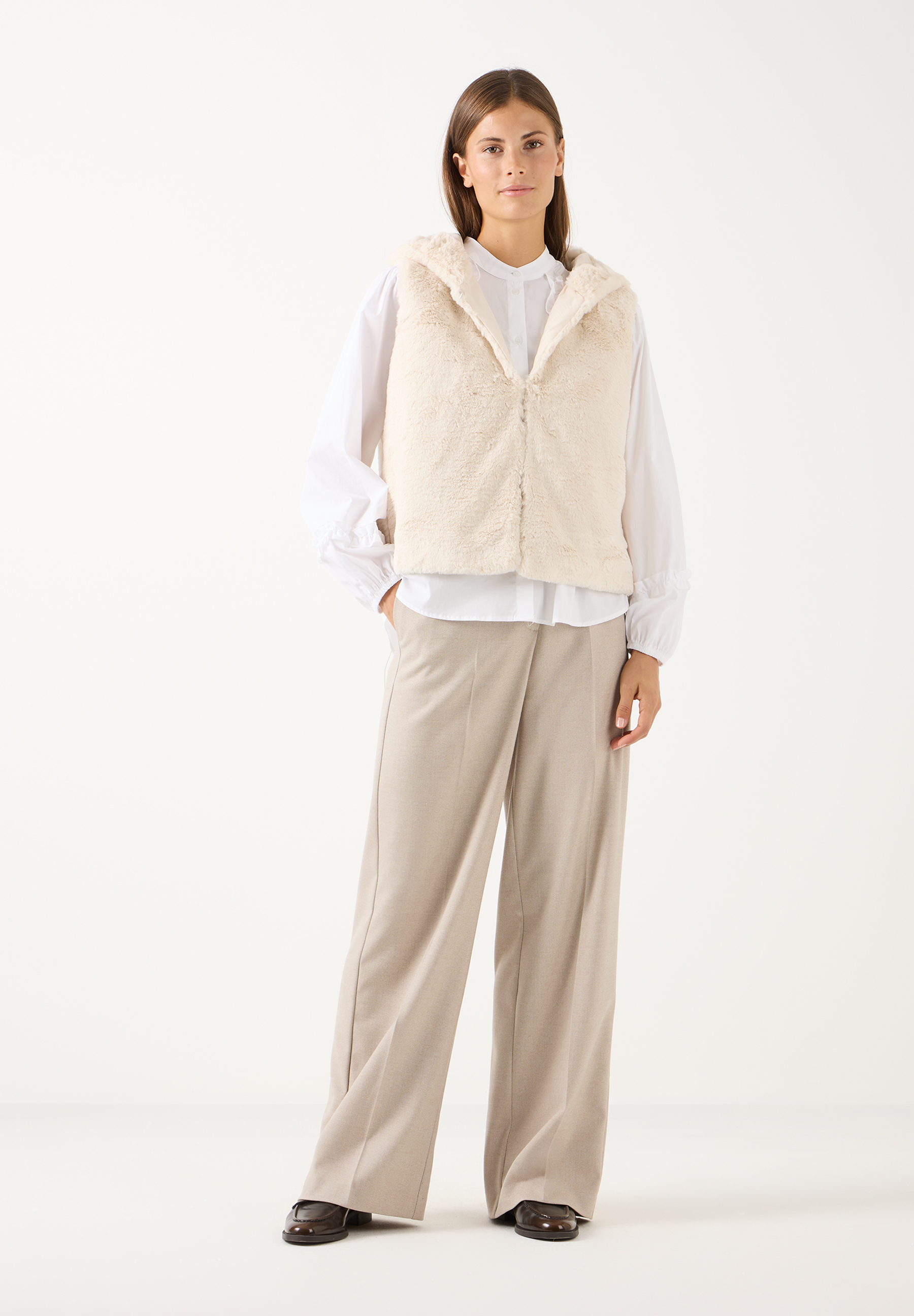 MORE & MORE Teddy-Weste in Beige mit Kapuze über weißer Bluse & beiger Hose