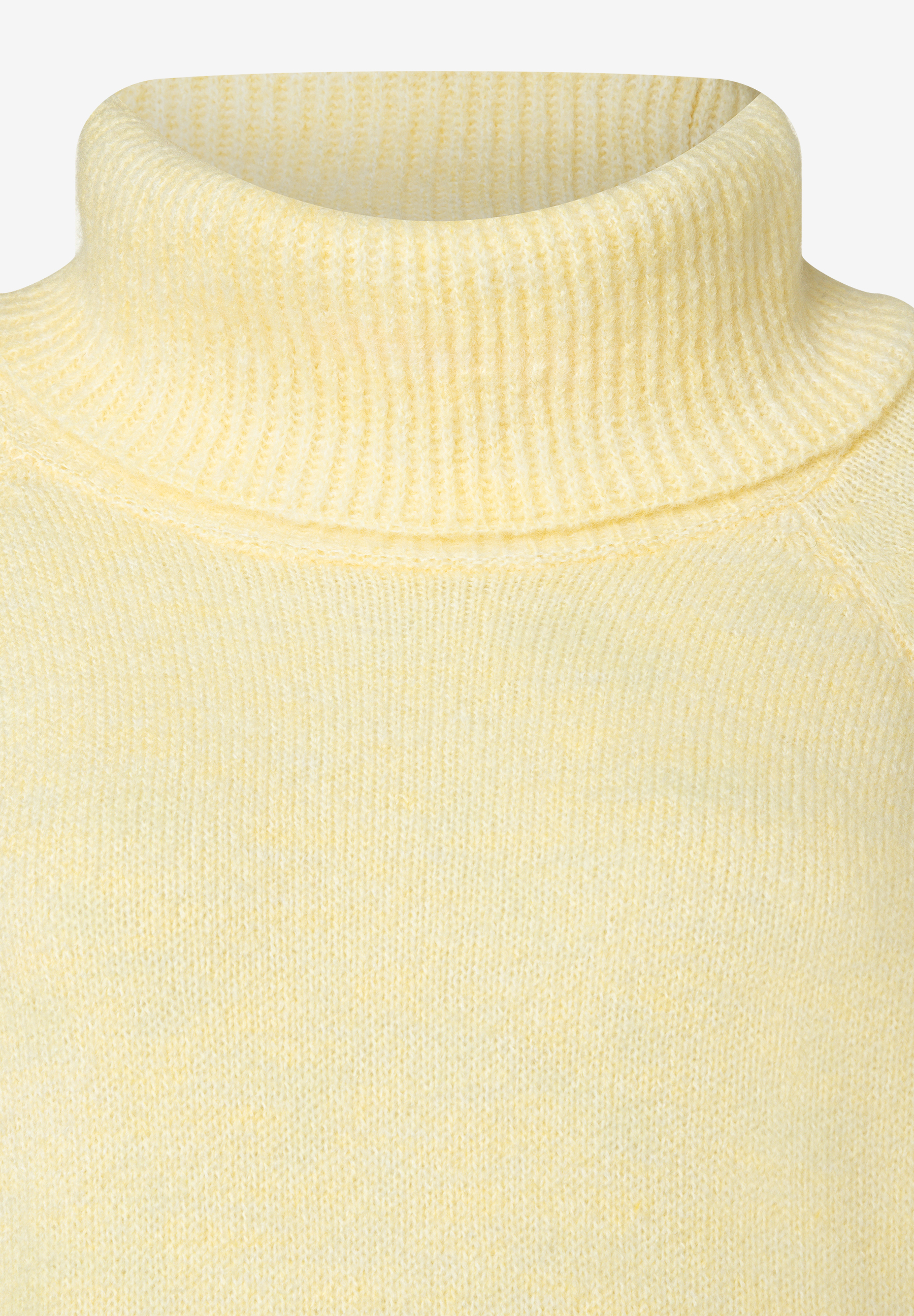 Nahaufnahme eines gelben MORE & MORE Strick-Pullovers mit Rollkragen. Nahaufnahme eines gelben MORE & MORE Strick-Pullovers mit Rollkragen.