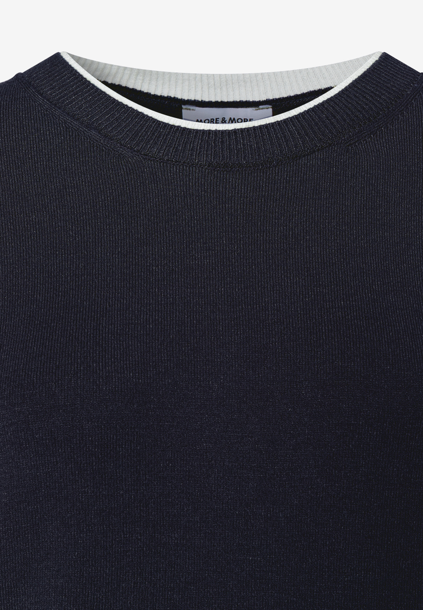 Nahaufnahme eines MORE & MORE Feinstrick-Pullovers mit weißem Kragen. Nahaufnahme eines MORE & MORE Feinstrick-Pullovers mit weißem Kragen.