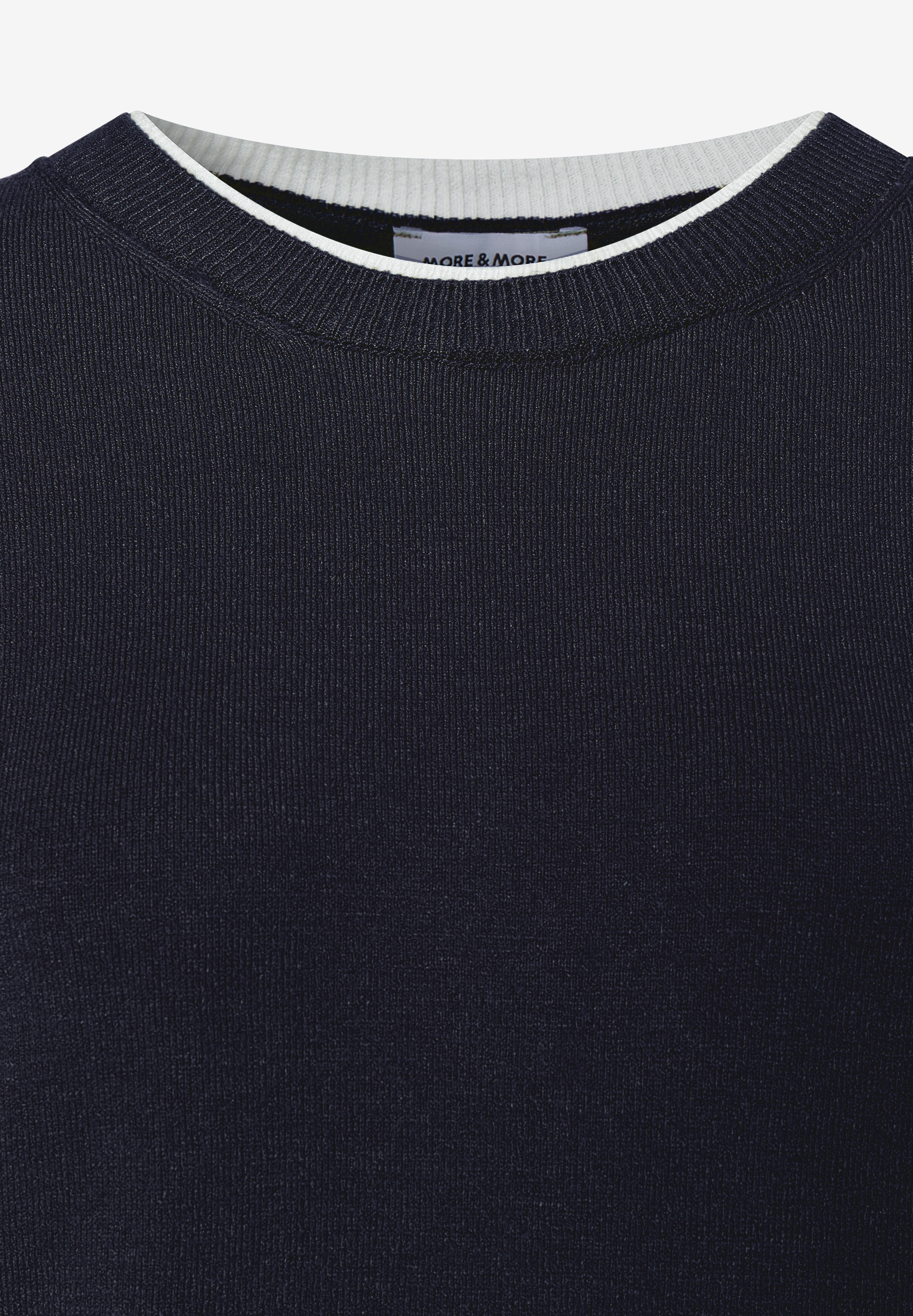 Nahaufnahme eines MORE & MORE Feinstrick-Pullovers mit weißem Kragen. Nahaufnahme eines MORE & MORE Feinstrick-Pullovers mit weißem Kragen.