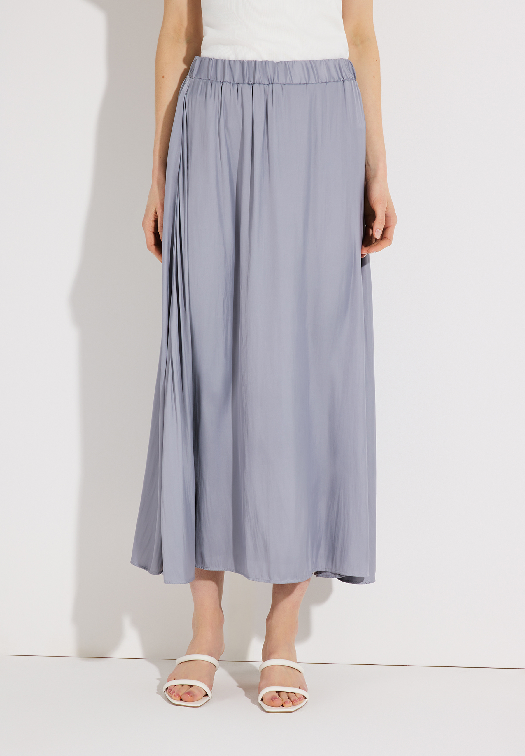 Ein MORE & MORE Rock aus Satin mit fließender, glänzender Optik. Angenehmer Tragekomfort.